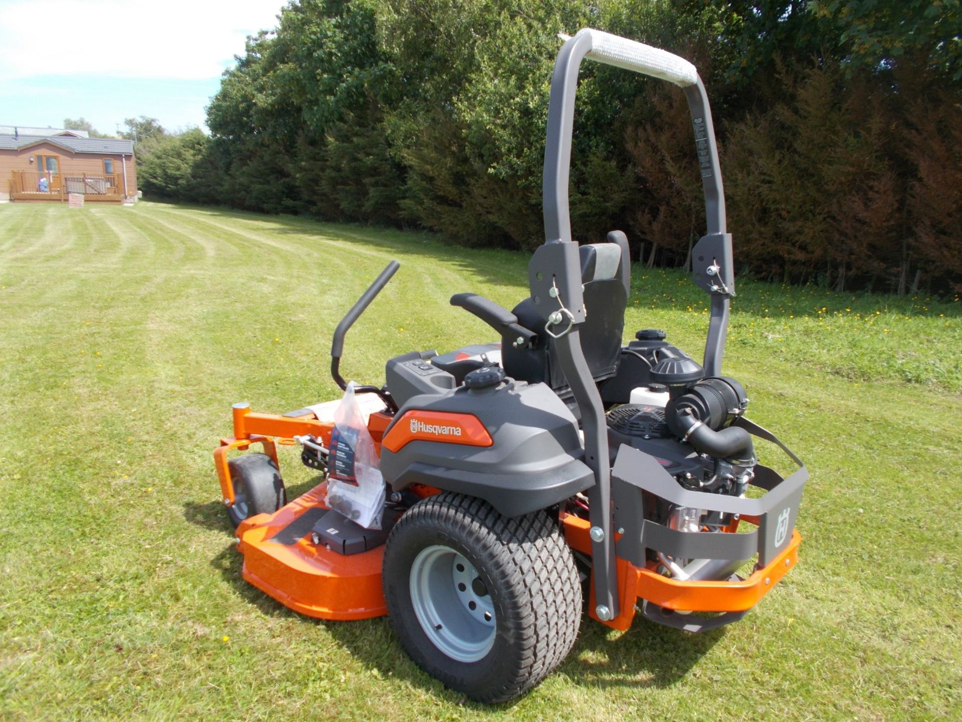 NEW AND UNUSED 2022 HUSQVARNA 560L ZERO-TURN RIDE ON LAWN MOWER *PLUS VAT* - Image 7 of 15