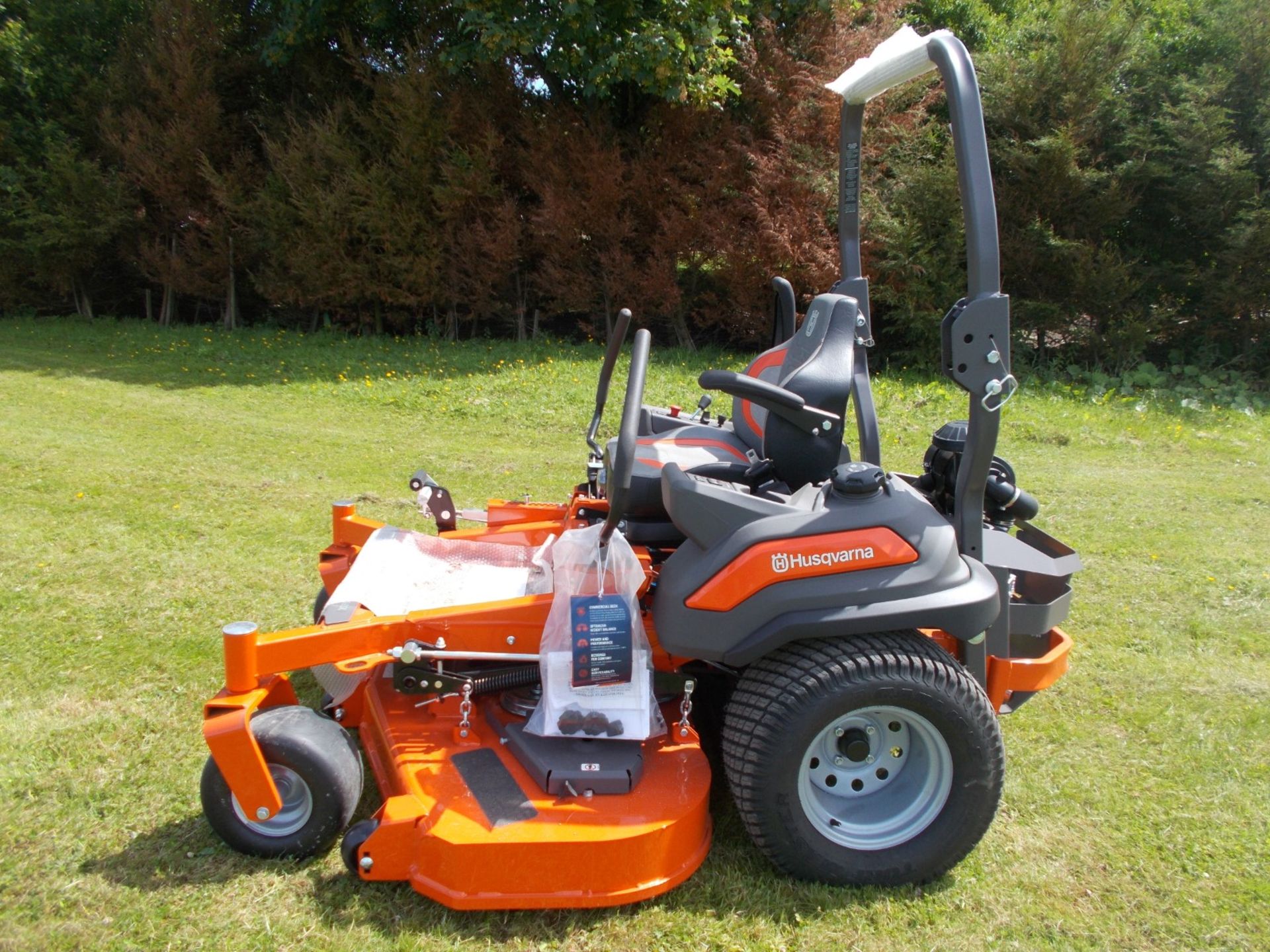 NEW AND UNUSED 2022 HUSQVARNA 560L ZERO-TURN RIDE ON LAWN MOWER *PLUS VAT* - Image 8 of 15