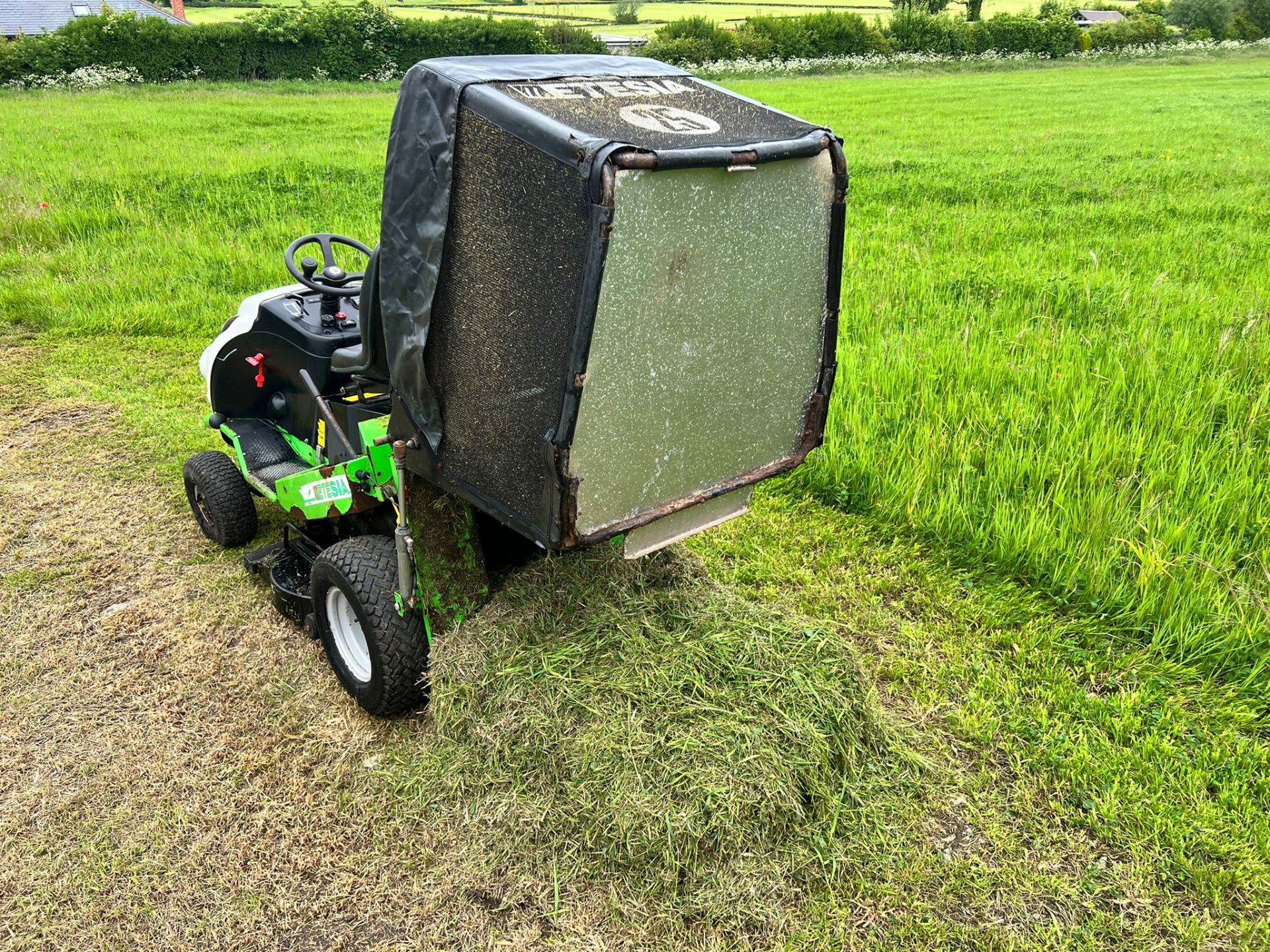 Etesia MVEHH Hydro 100 Ride On Mower, Runs Drives And Cuts *Plus Vat* - Image 8 of 15