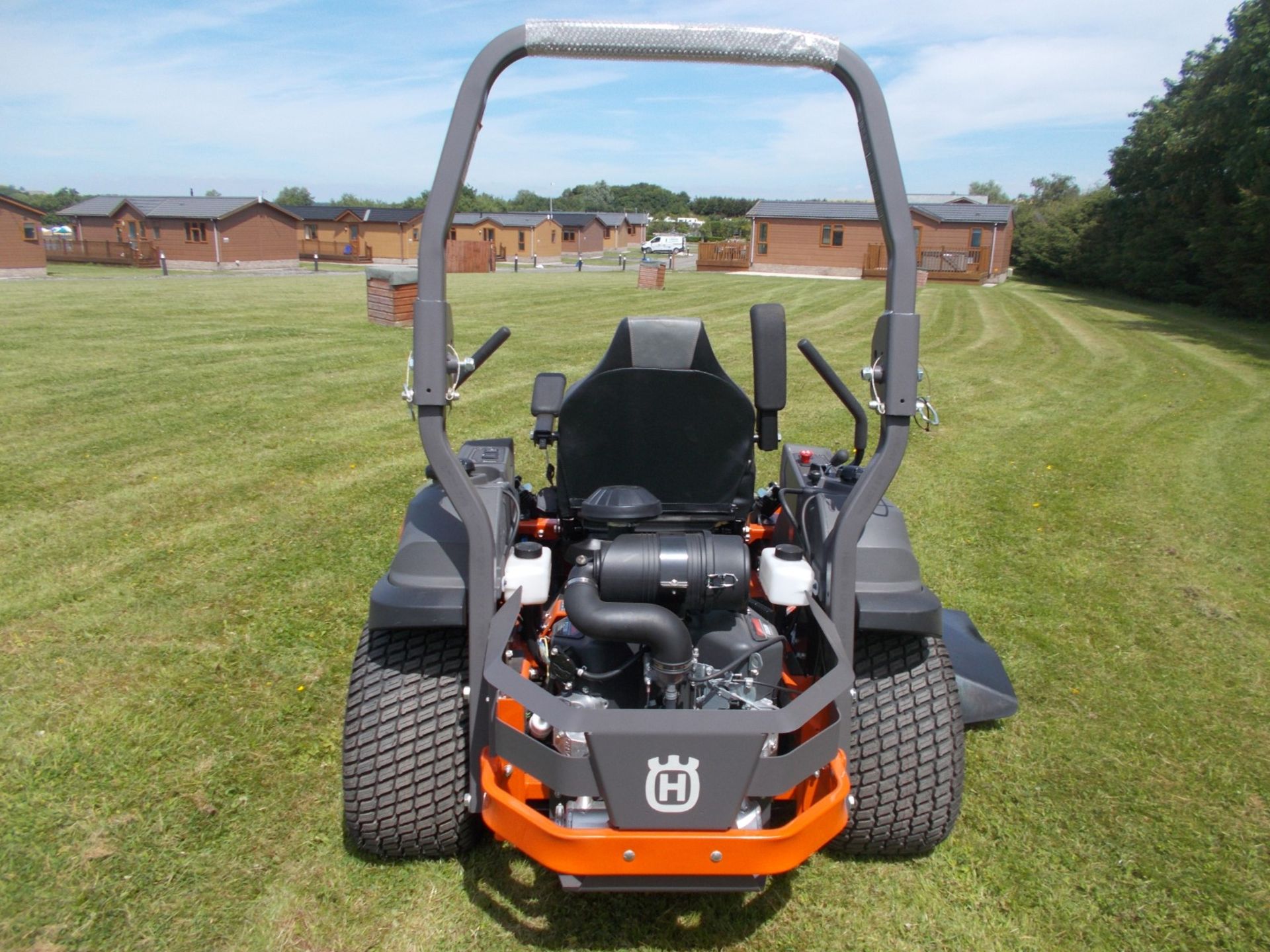 NEW AND UNUSED 2022 HUSQVARNA 560L ZERO-TURN RIDE ON LAWN MOWER *PLUS VAT* - Image 6 of 15