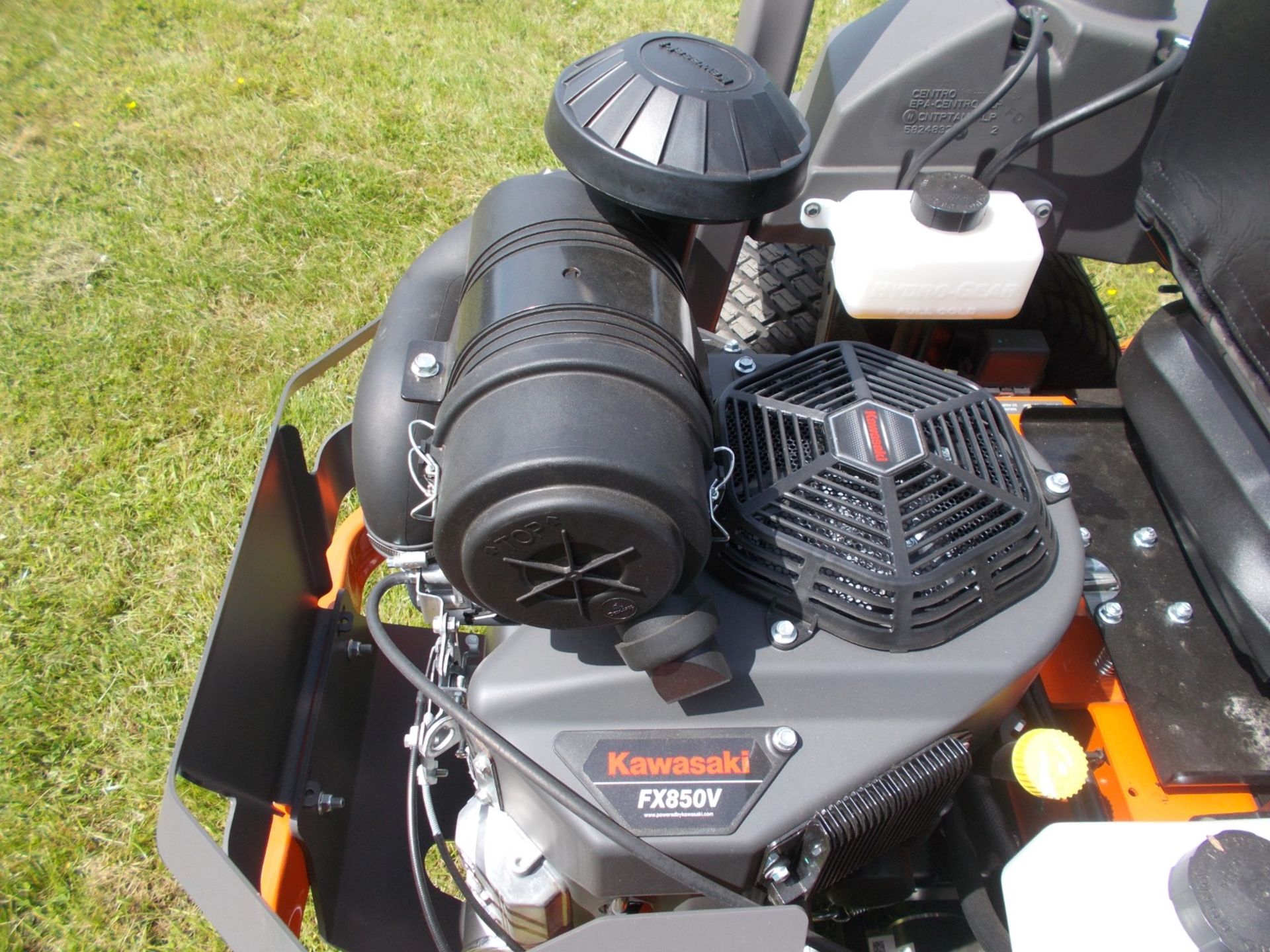 NEW AND UNUSED 2022 HUSQVARNA 560L ZERO-TURN RIDE ON LAWN MOWER *PLUS VAT* - Image 13 of 15