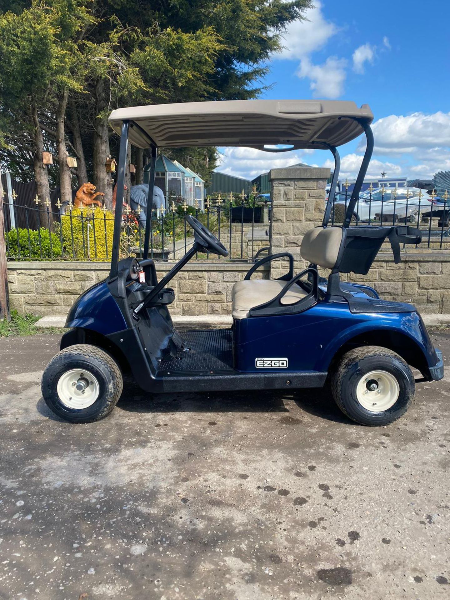 EZ-GO RXV GOLF CART BATTERY OPERATED, RUNS AND DRIVES, GOOD TYRES ALL ROUND *PLUS VAT* - Image 4 of 9