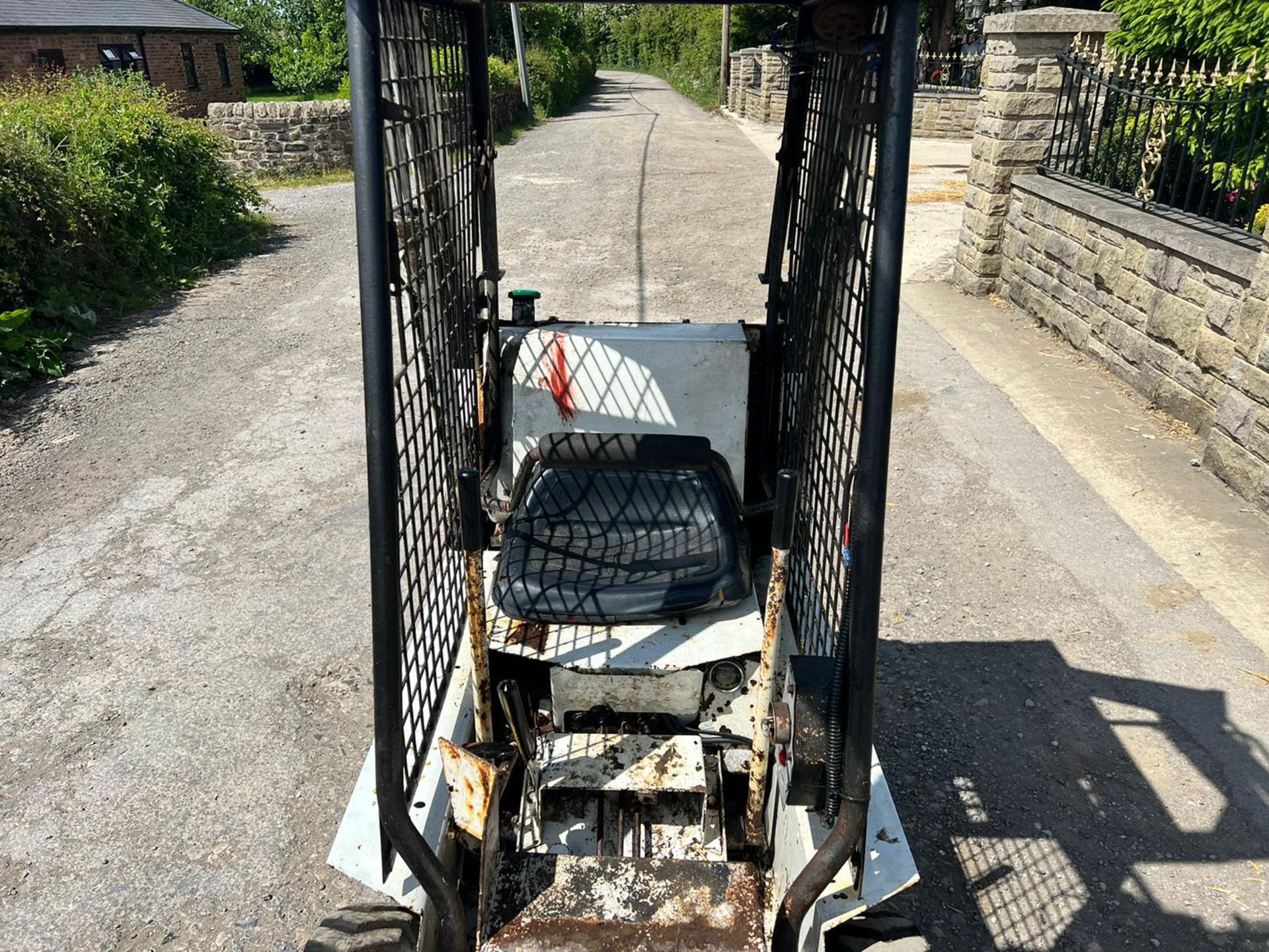 BOBCAT 315 SKIDSTEER WITH MUCK GRAB *PLUS VAT* - Image 9 of 10