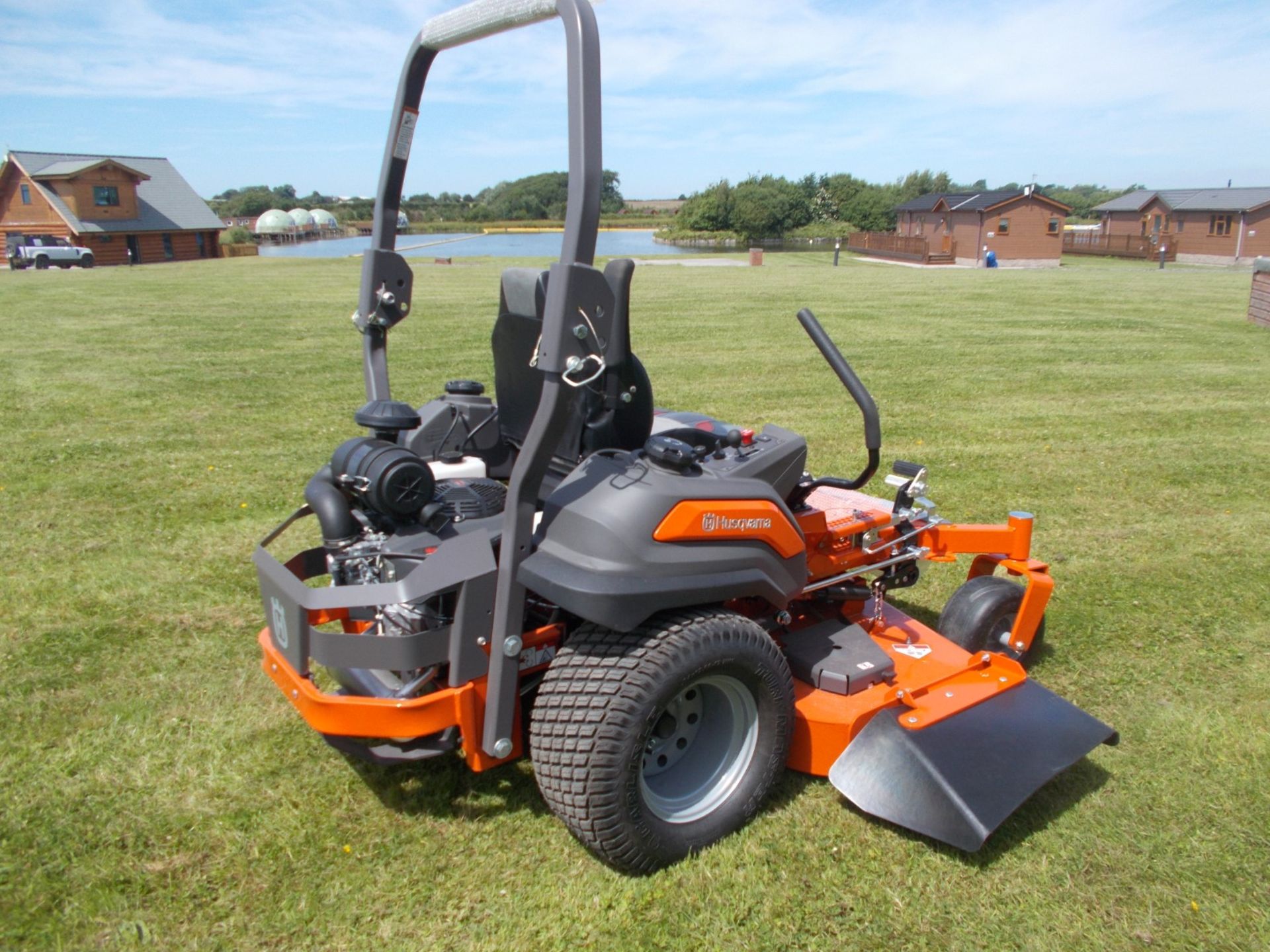 NEW AND UNUSED 2022 HUSQVARNA 560L ZERO-TURN RIDE ON LAWN MOWER *PLUS VAT* - Image 5 of 15