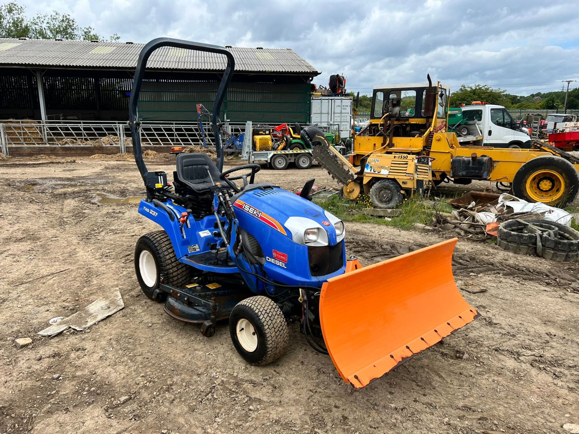 2012 ISEKI TXG237 4WD COMPACT TRACTOR WITH 54" UNDERSLUNG DECK AND FRONT SNOW BLADE *PLUS VAT* - Image 2 of 20
