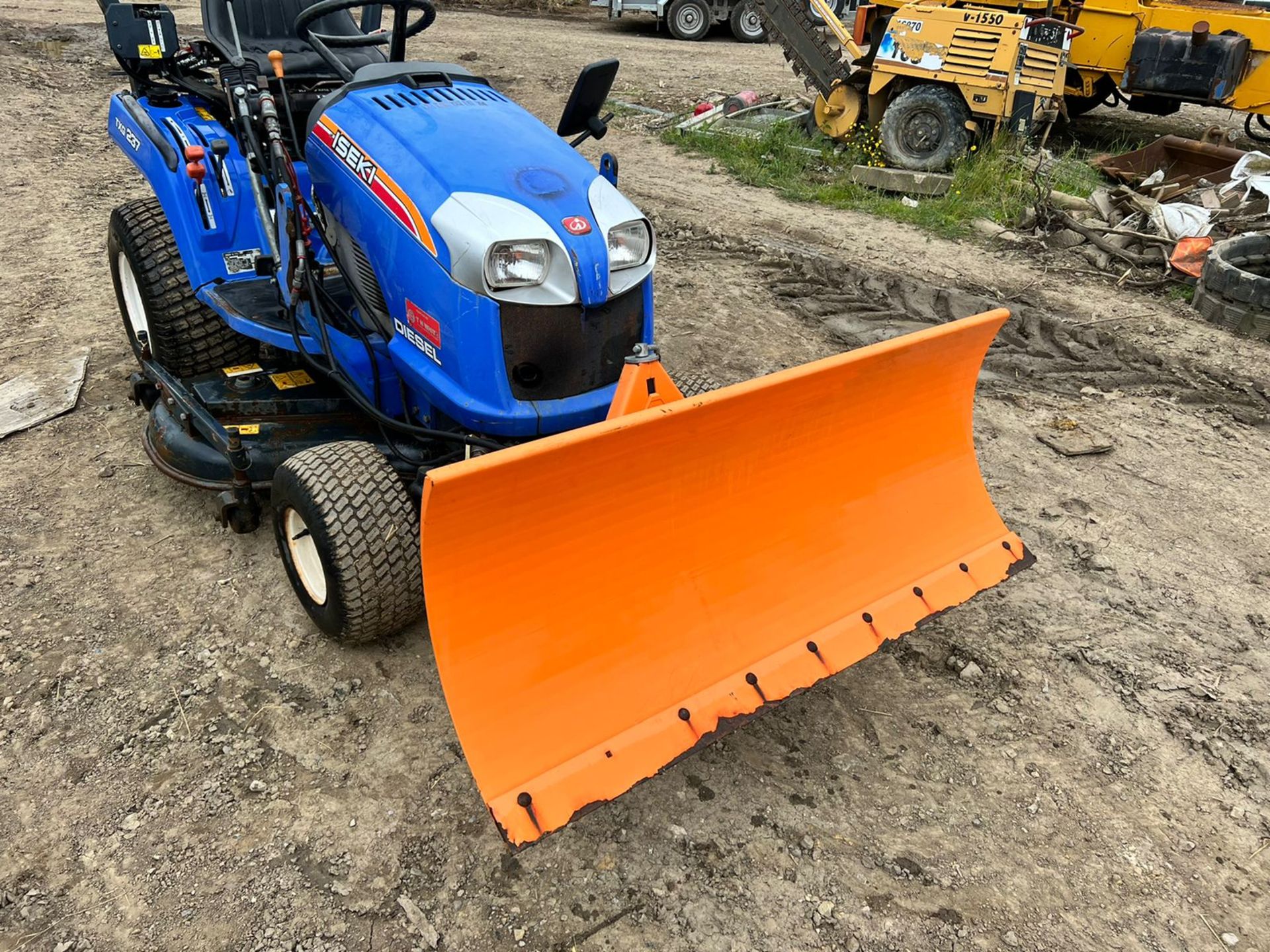2012 ISEKI TXG237 4WD COMPACT TRACTOR WITH 54" UNDERSLUNG DECK AND FRONT SNOW BLADE *PLUS VAT* - Image 19 of 20