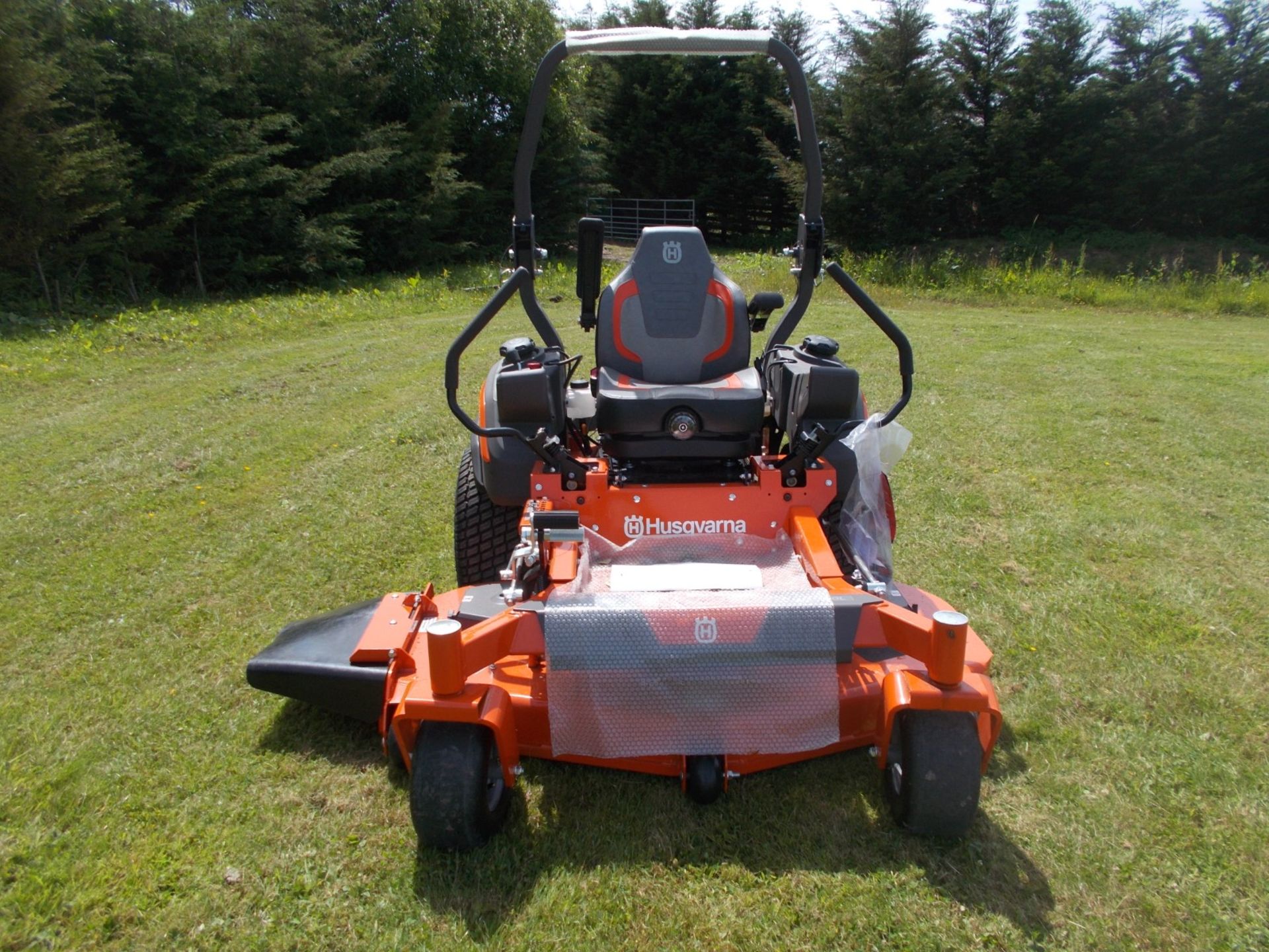 NEW AND UNUSED 2022 HUSQVARNA 560L ZERO-TURN RIDE ON LAWN MOWER *PLUS VAT* - Image 3 of 15