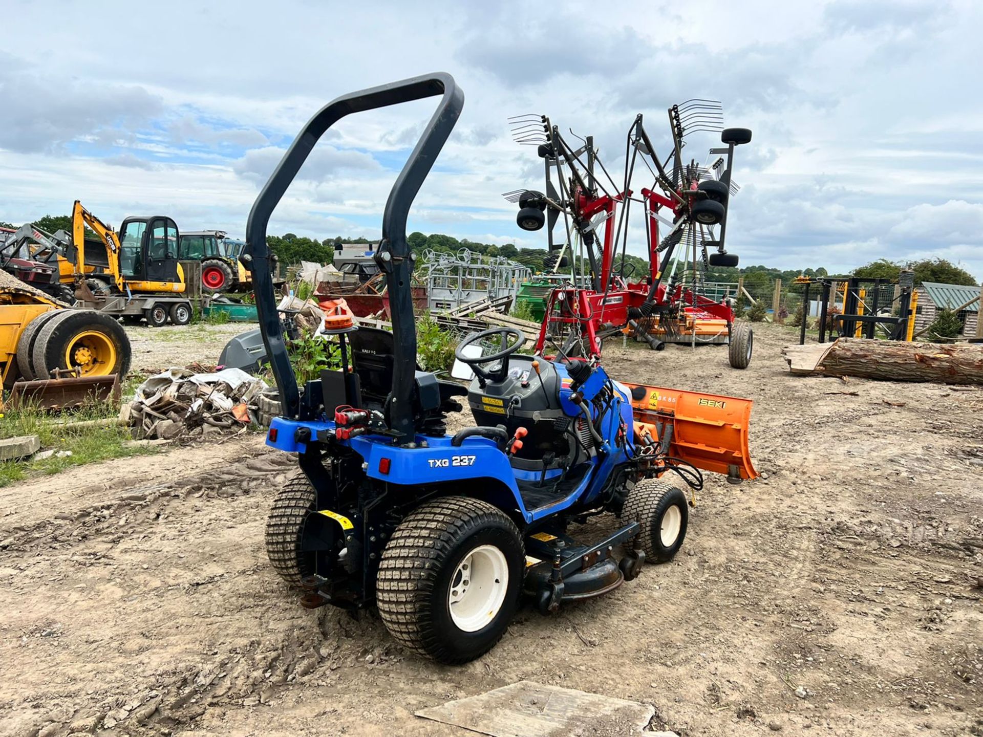 2012 ISEKI TXG237 4WD COMPACT TRACTOR WITH 54" UNDERSLUNG DECK AND FRONT SNOW BLADE *PLUS VAT* - Image 5 of 20