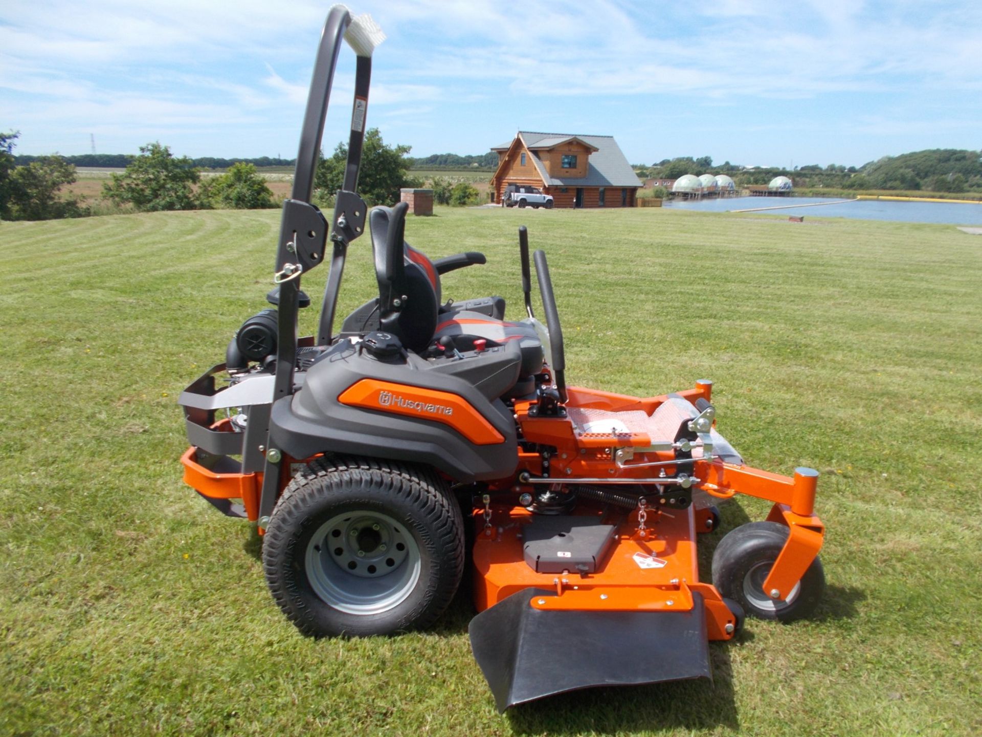 NEW AND UNUSED 2022 HUSQVARNA 560L ZERO-TURN RIDE ON LAWN MOWER *PLUS VAT* - Image 4 of 15