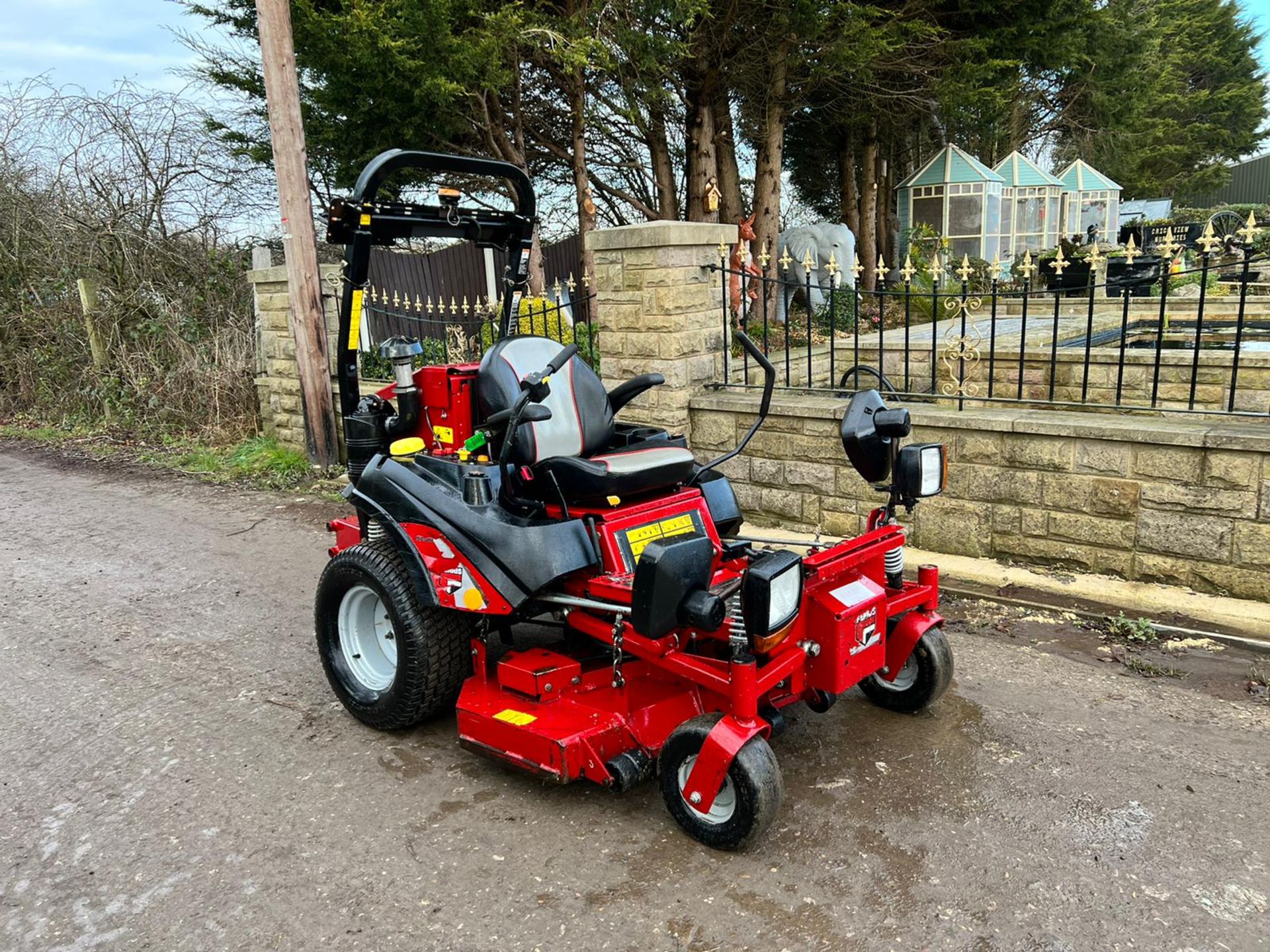 2015 FERRIS IS2500Z ZERO TURN MOWER, RUNS DRIVES AND DIGS, SHOWING A LOW 1134 HOURS *PLUS VAT*