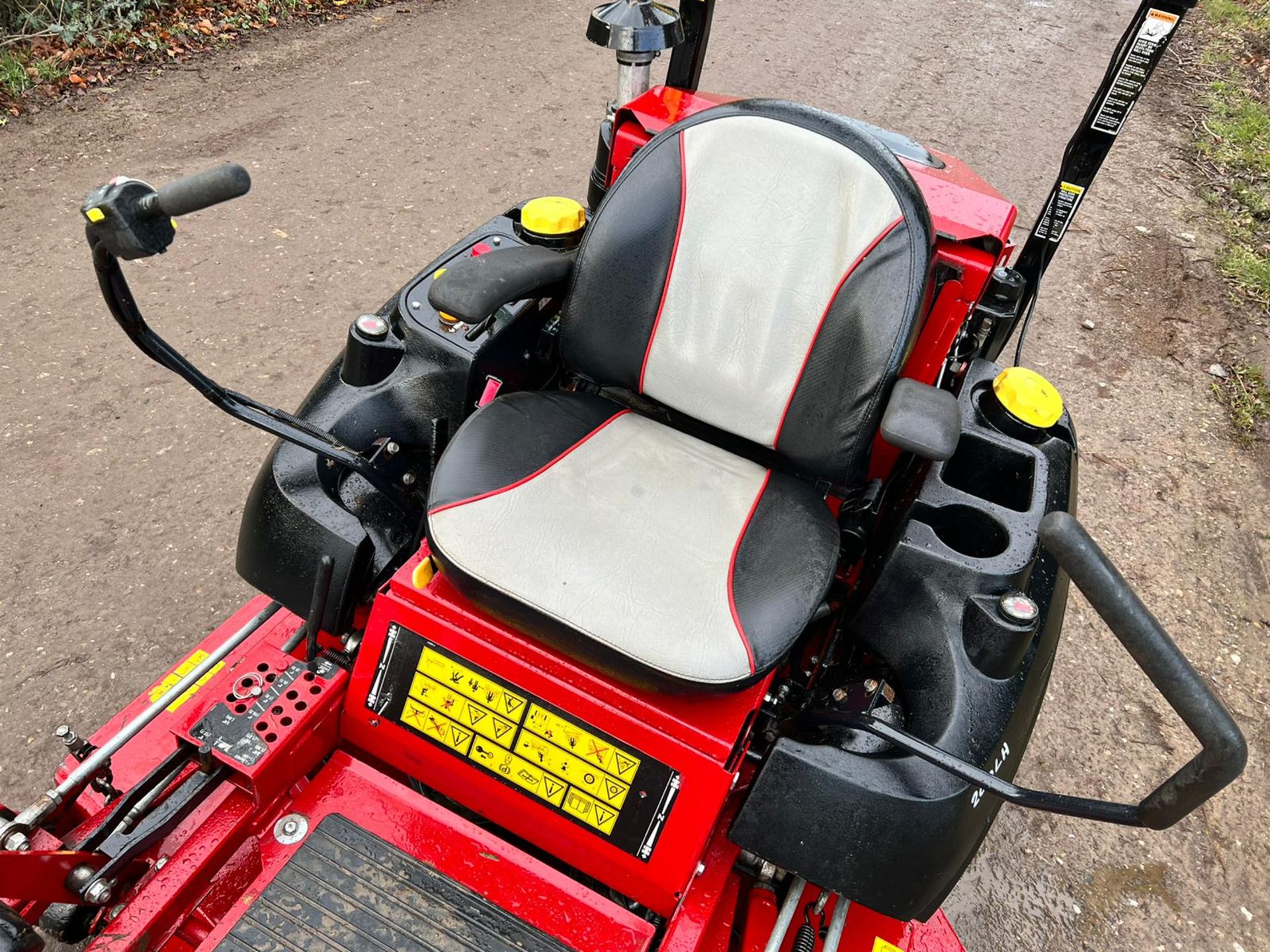 2015 FERRIS IS2500Z ZERO TURN MOWER, RUNS DRIVES AND DIGS, SHOWING A LOW 1134 HOURS *PLUS VAT* - Image 8 of 14
