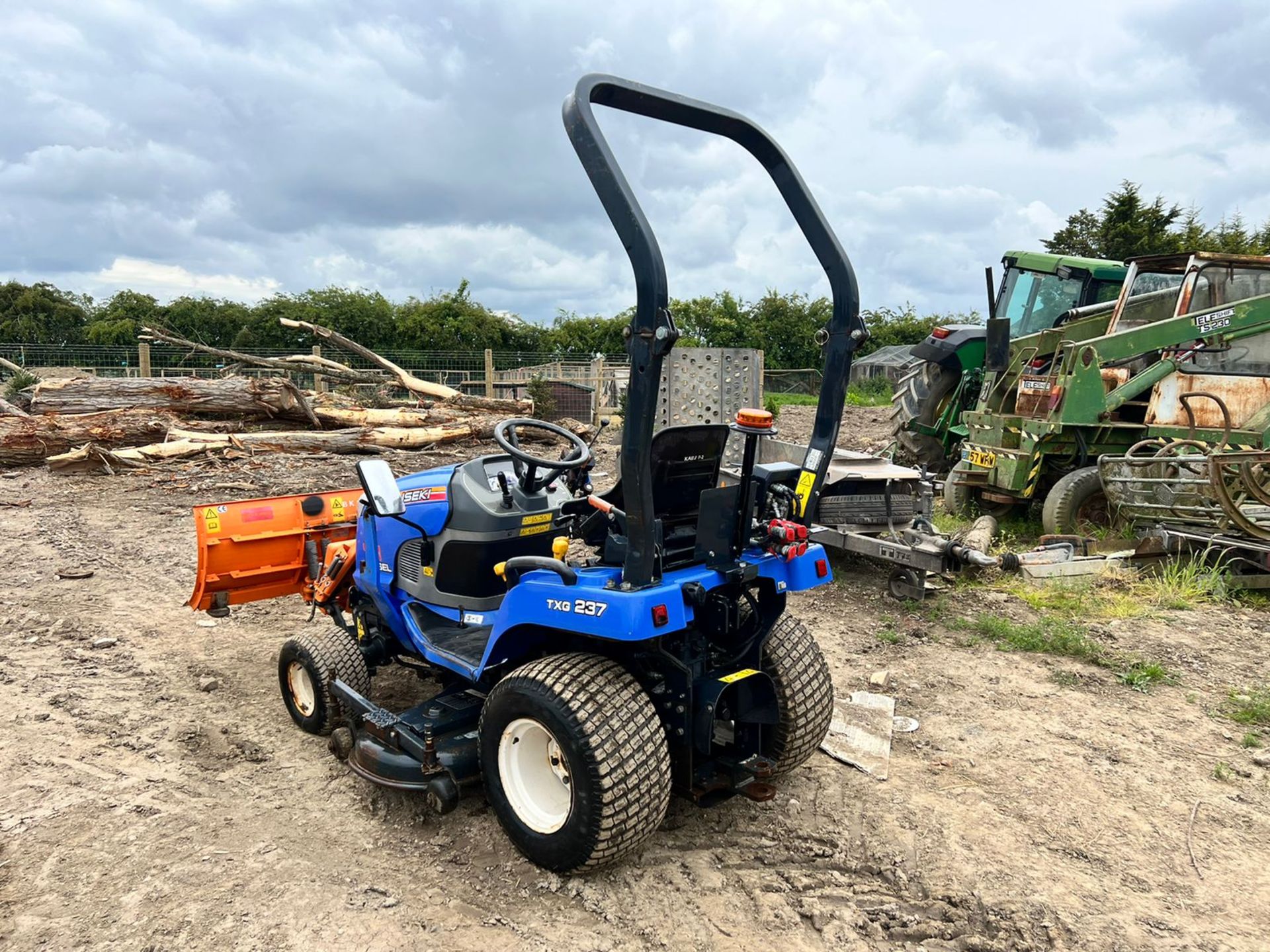 2012 ISEKI TXG237 4WD COMPACT TRACTOR WITH 54" UNDERSLUNG DECK AND FRONT SNOW BLADE *PLUS VAT* - Image 4 of 20