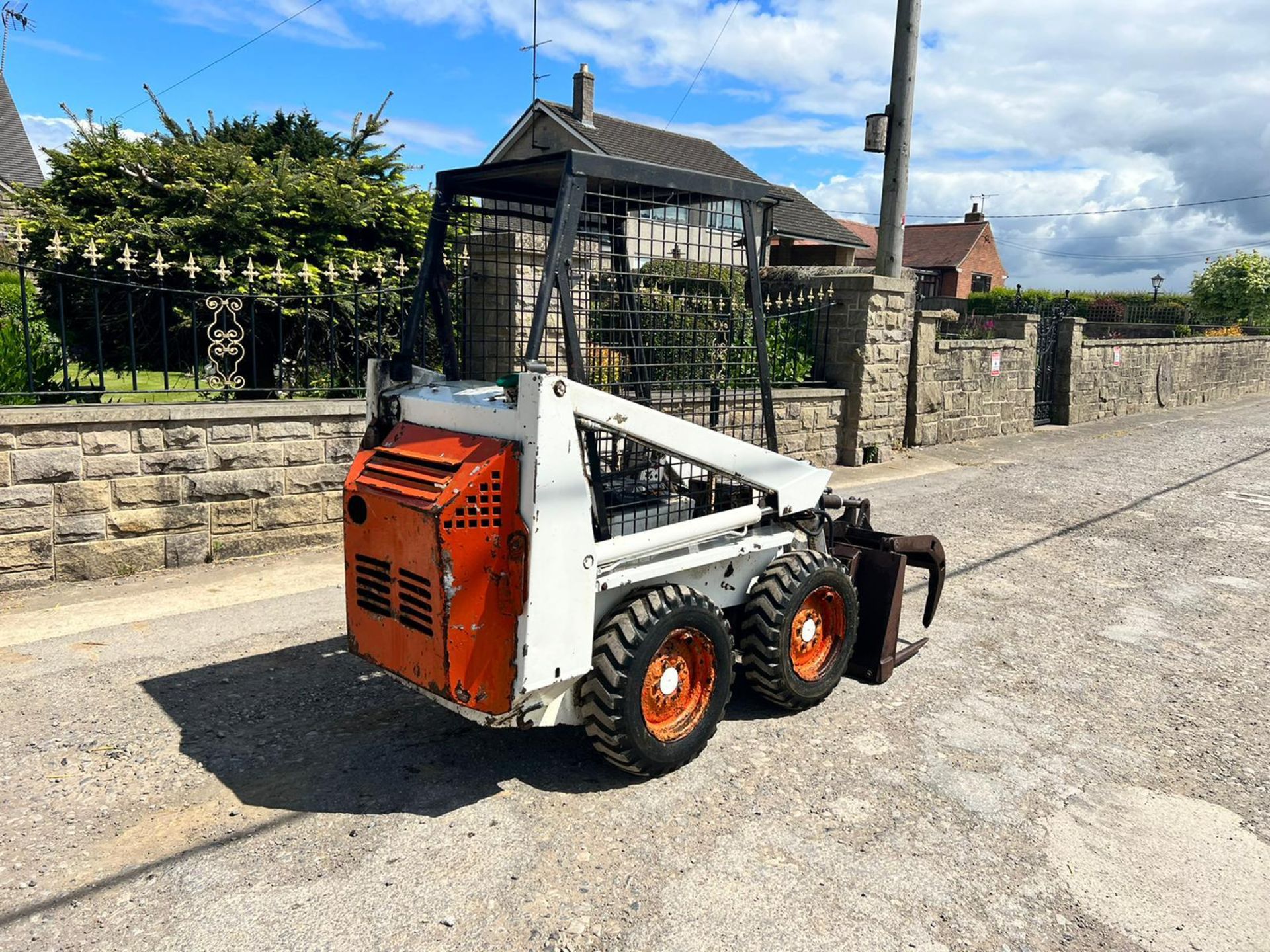 BOBCAT 315 SKIDSTEER WITH MUCK GRAB *PLUS VAT* - Image 5 of 10