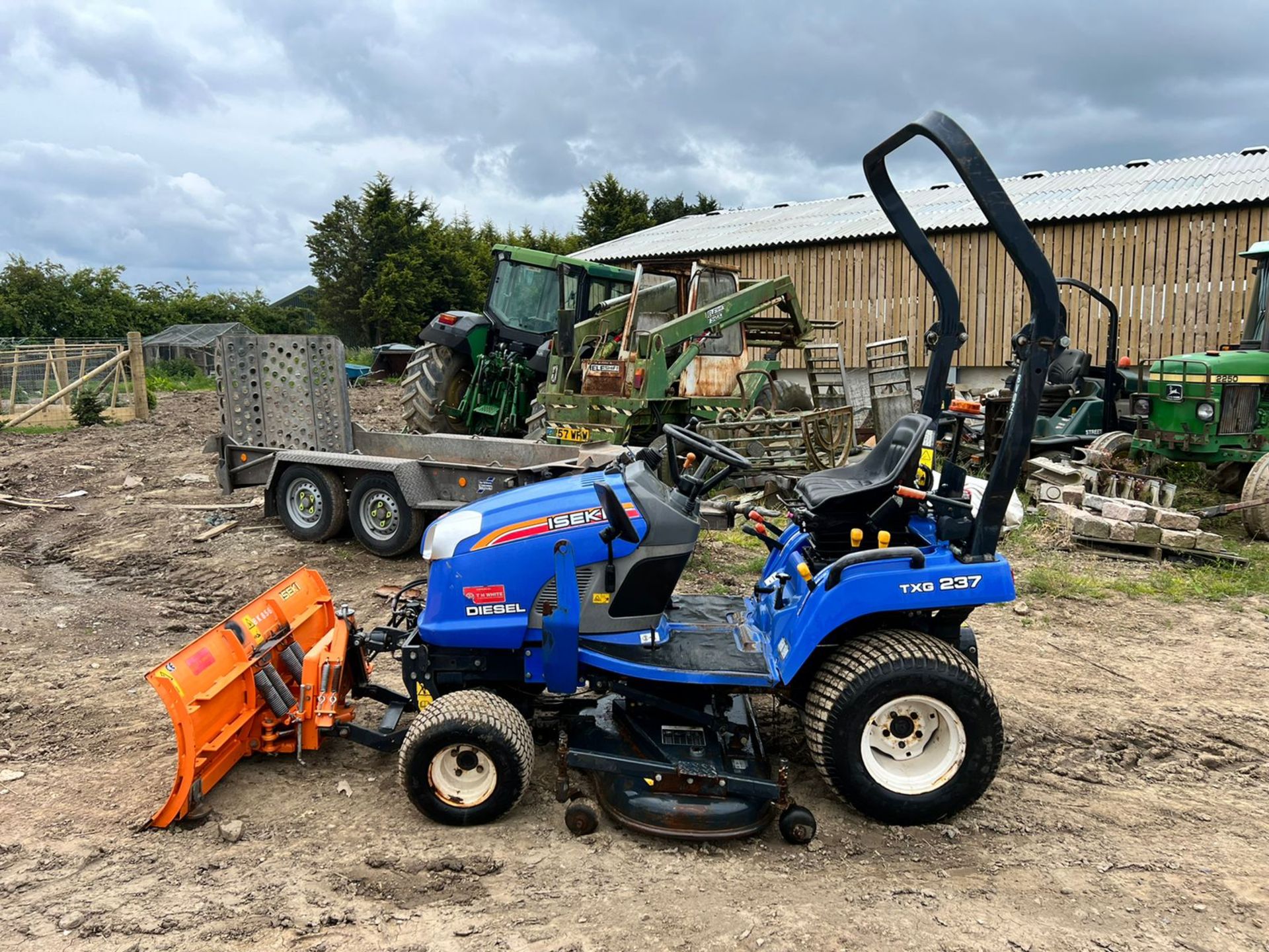 2012 ISEKI TXG237 4WD COMPACT TRACTOR WITH 54" UNDERSLUNG DECK AND FRONT SNOW BLADE *PLUS VAT* - Image 6 of 20