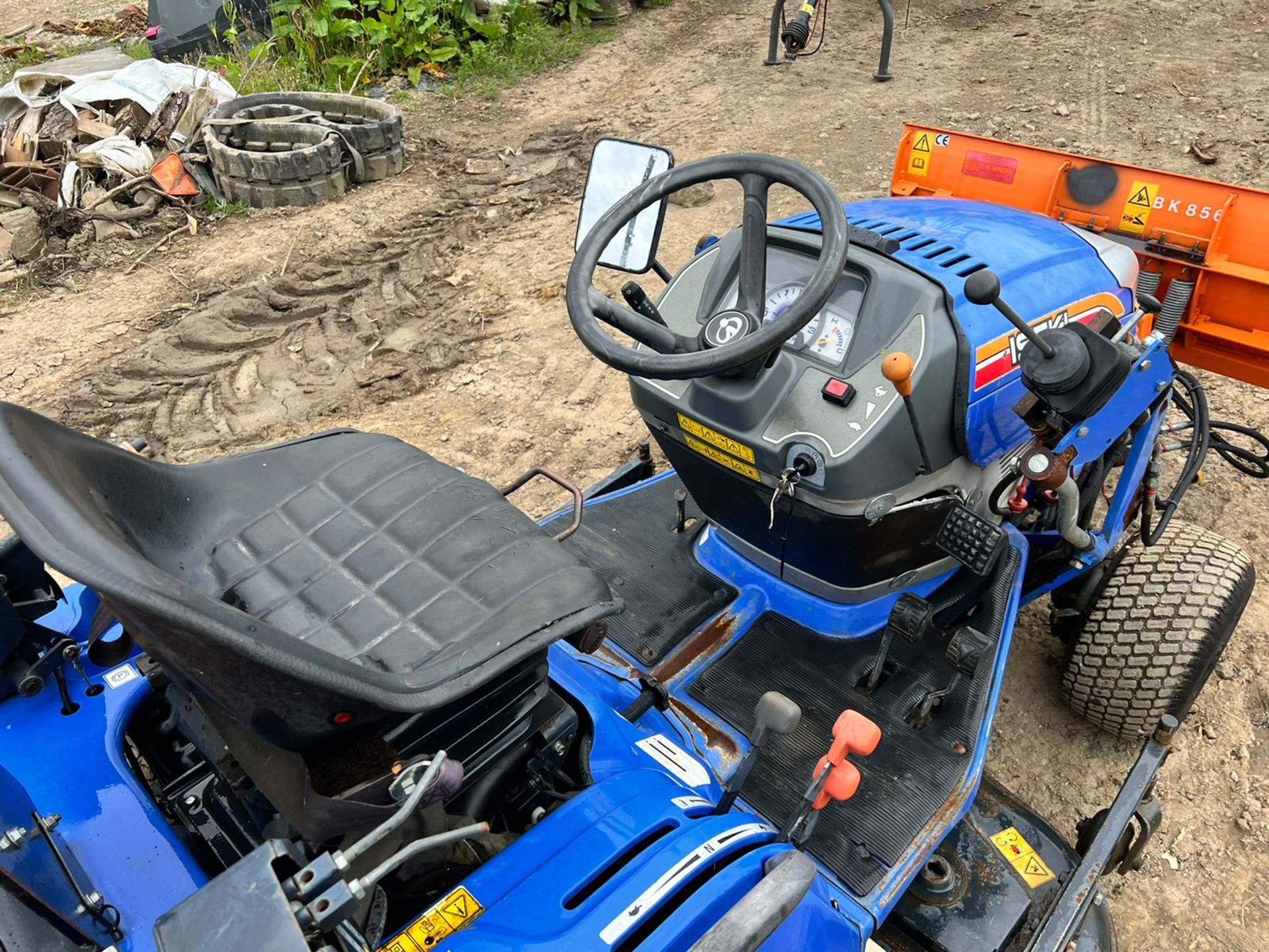 2012 ISEKI TXG237 4WD COMPACT TRACTOR WITH 54" UNDERSLUNG DECK AND FRONT SNOW BLADE *PLUS VAT* - Image 17 of 20