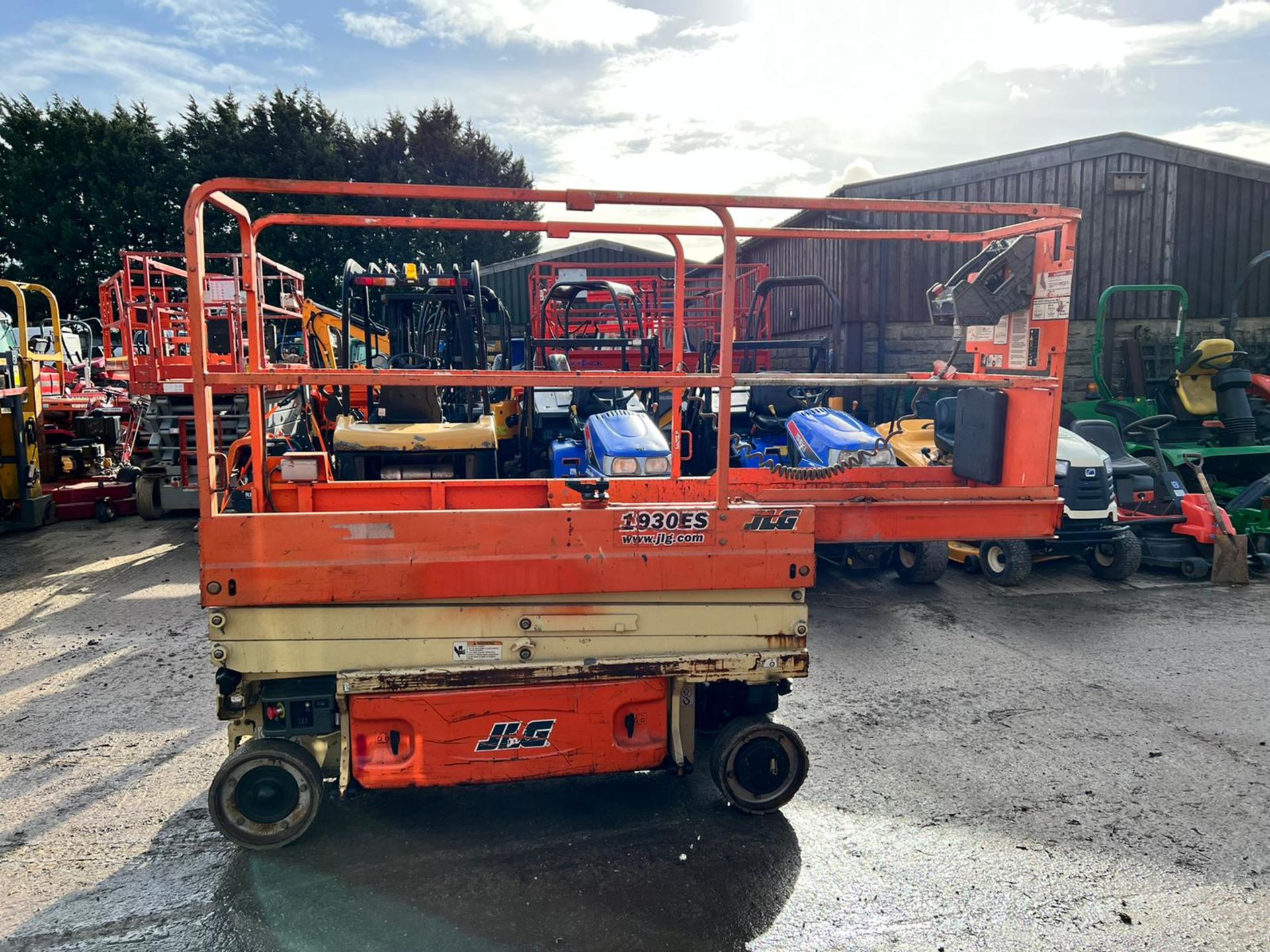 2016 JLG 1930ES ELECTRIC SCISSOR LIFT, DRIVES AND LIFTS, SHOWING A LOW 125 HOURS *PLUS VAT* - Image 4 of 15