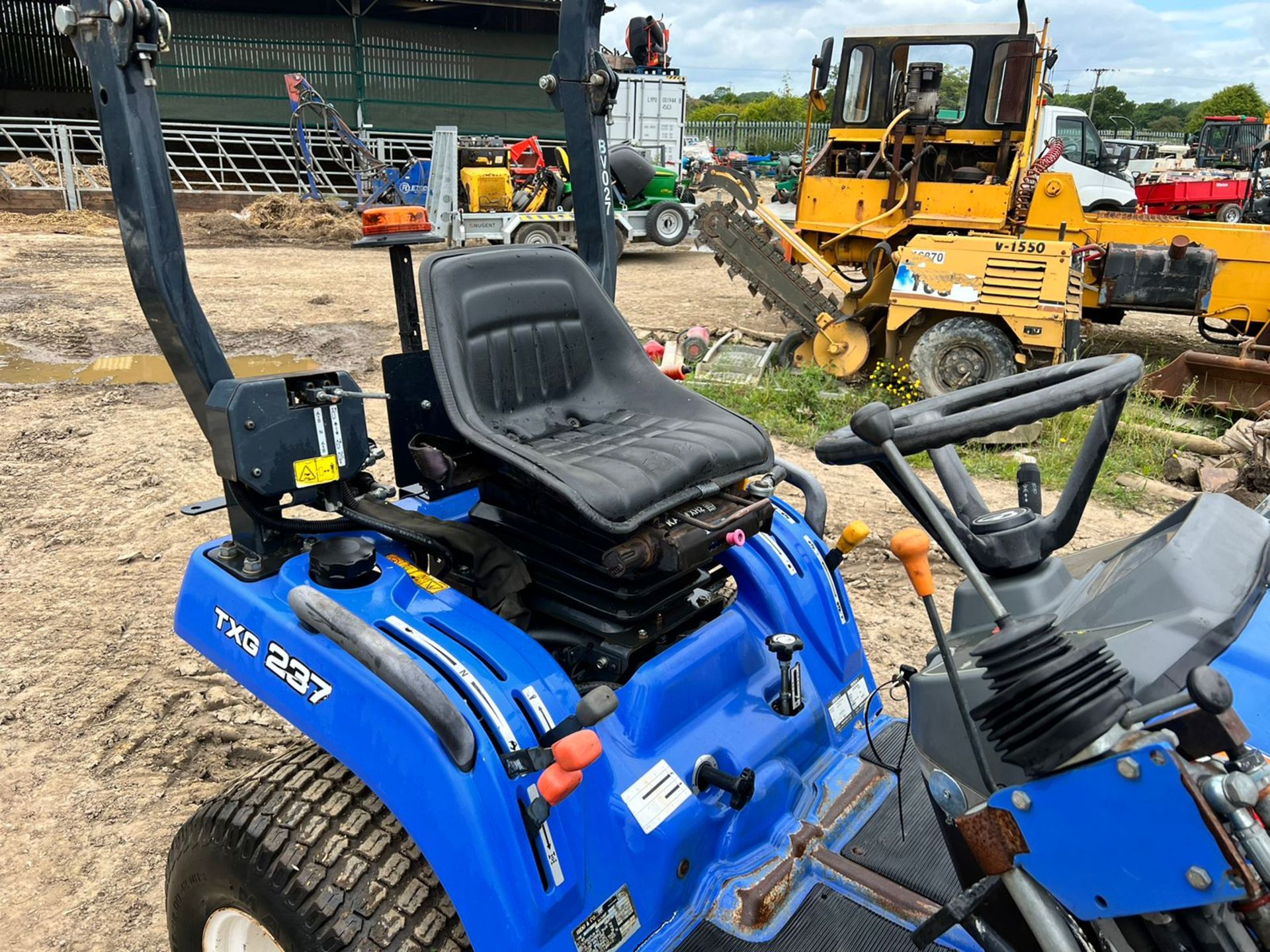 2012 ISEKI TXG237 4WD COMPACT TRACTOR WITH 54" UNDERSLUNG DECK AND FRONT SNOW BLADE *PLUS VAT* - Image 16 of 20