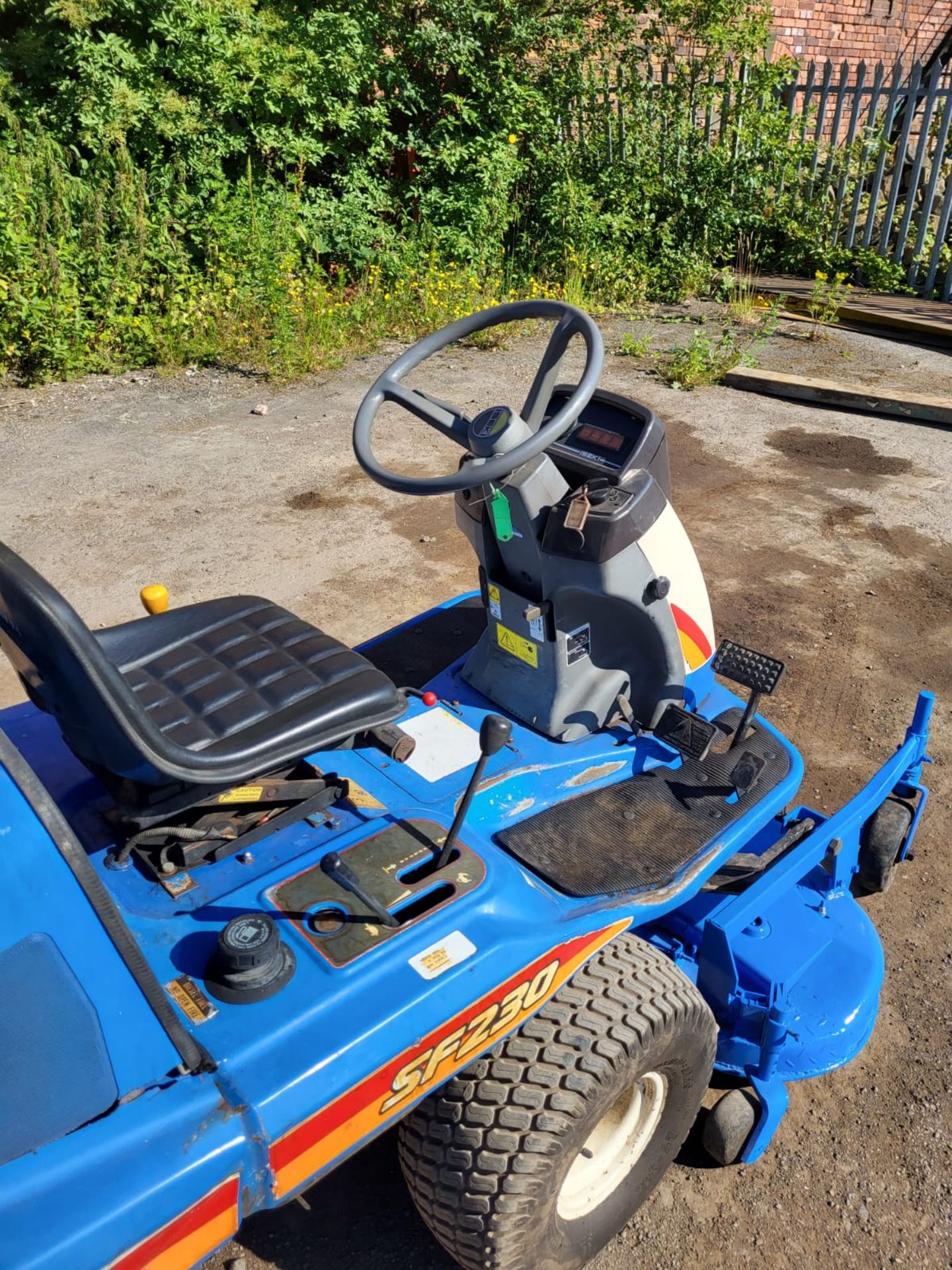 Iseki SF230 Out Front Mower 4WD *NO VAT* - Image 7 of 8