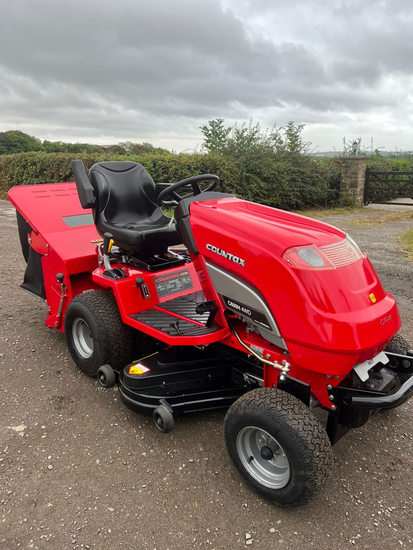 COUNTAX C600H RIDE ON LAWN MOWER 4 WHEEL DRIVE *PLUS VAT* - Image 3 of 17