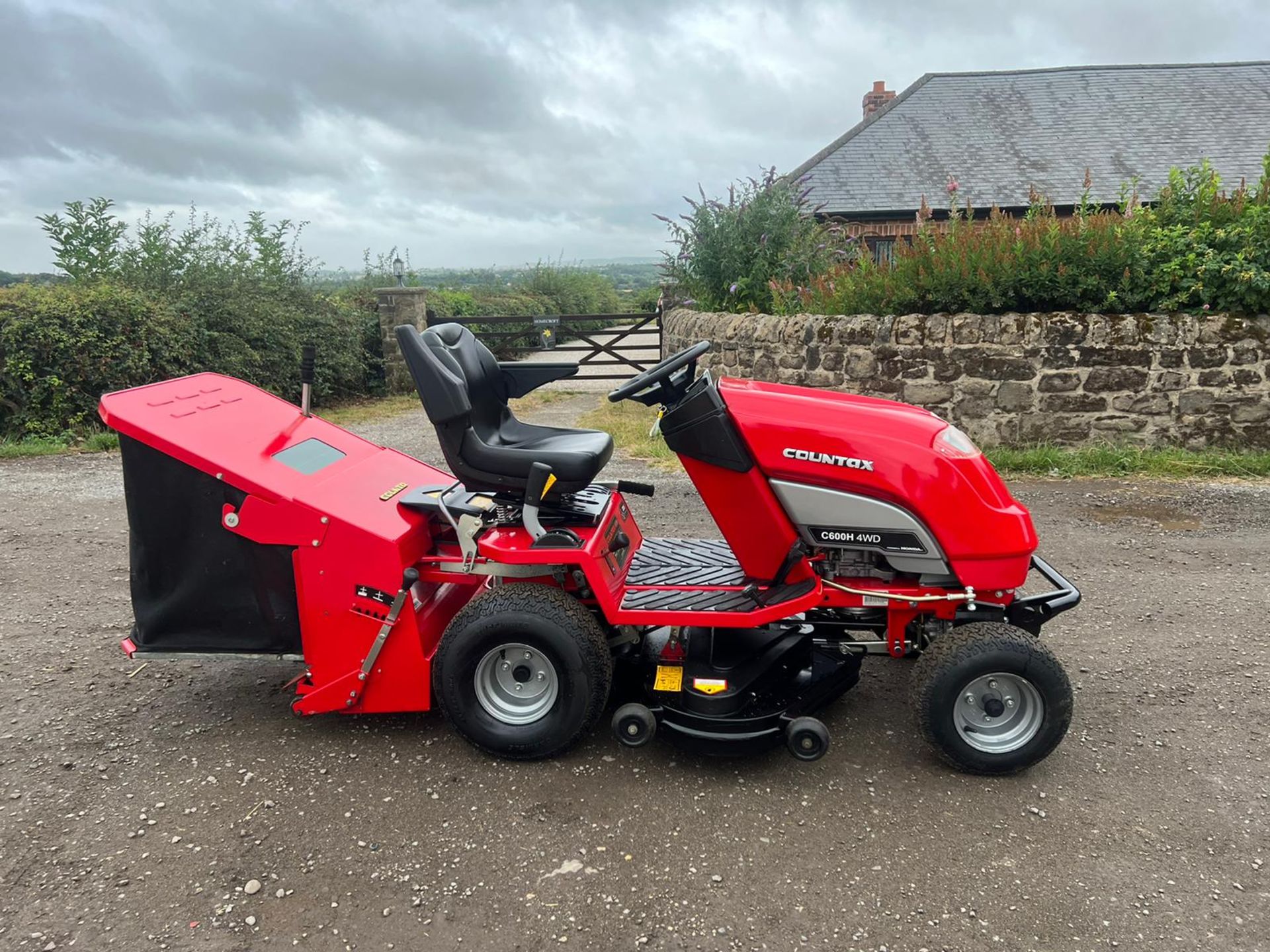 COUNTAX C600H RIDE ON LAWN MOWER 4 WHEEL DRIVE *PLUS VAT* - Image 4 of 17