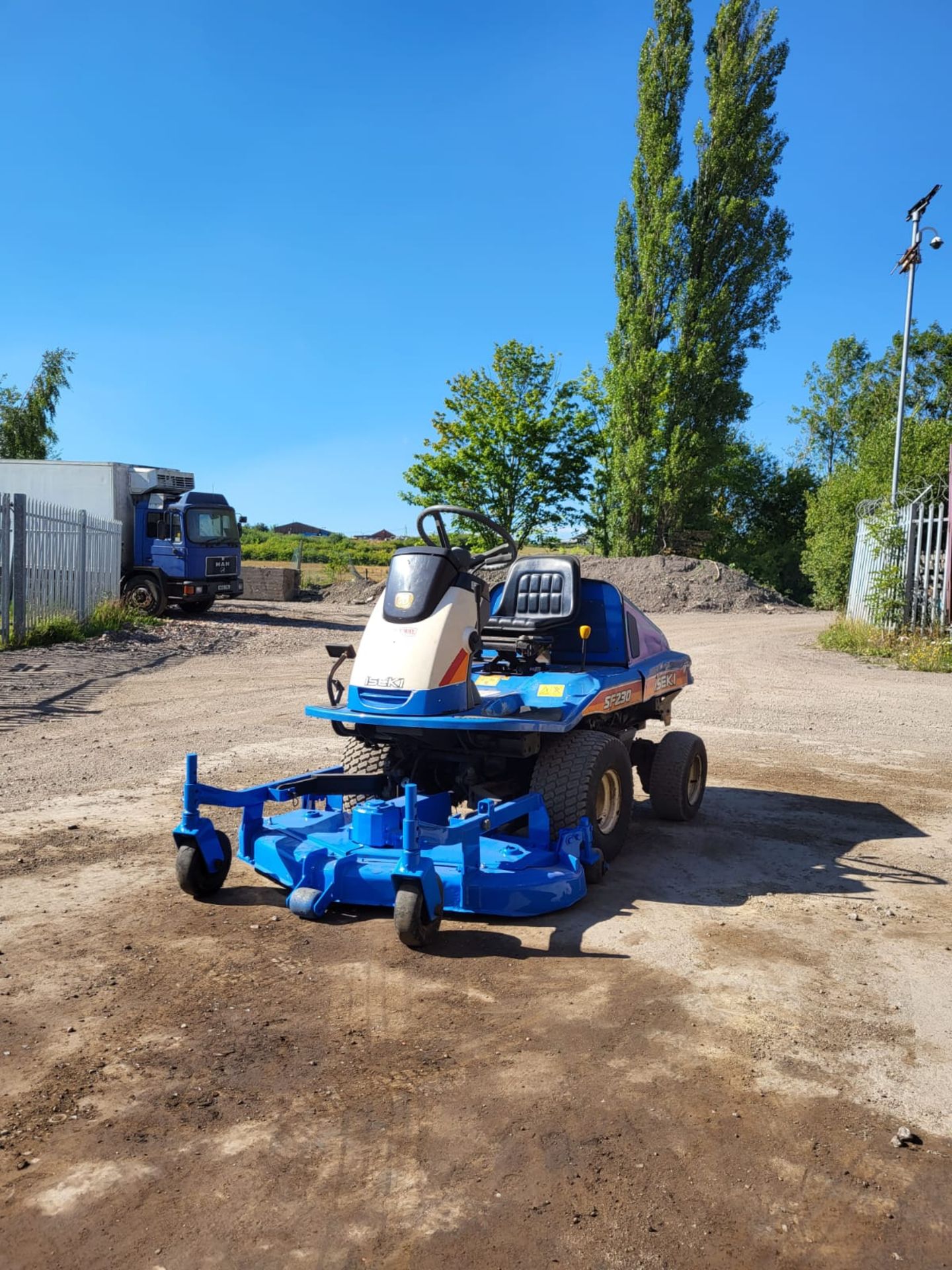 Iseki SF230 Out Front Mower 4WD *NO VAT* - Image 4 of 8