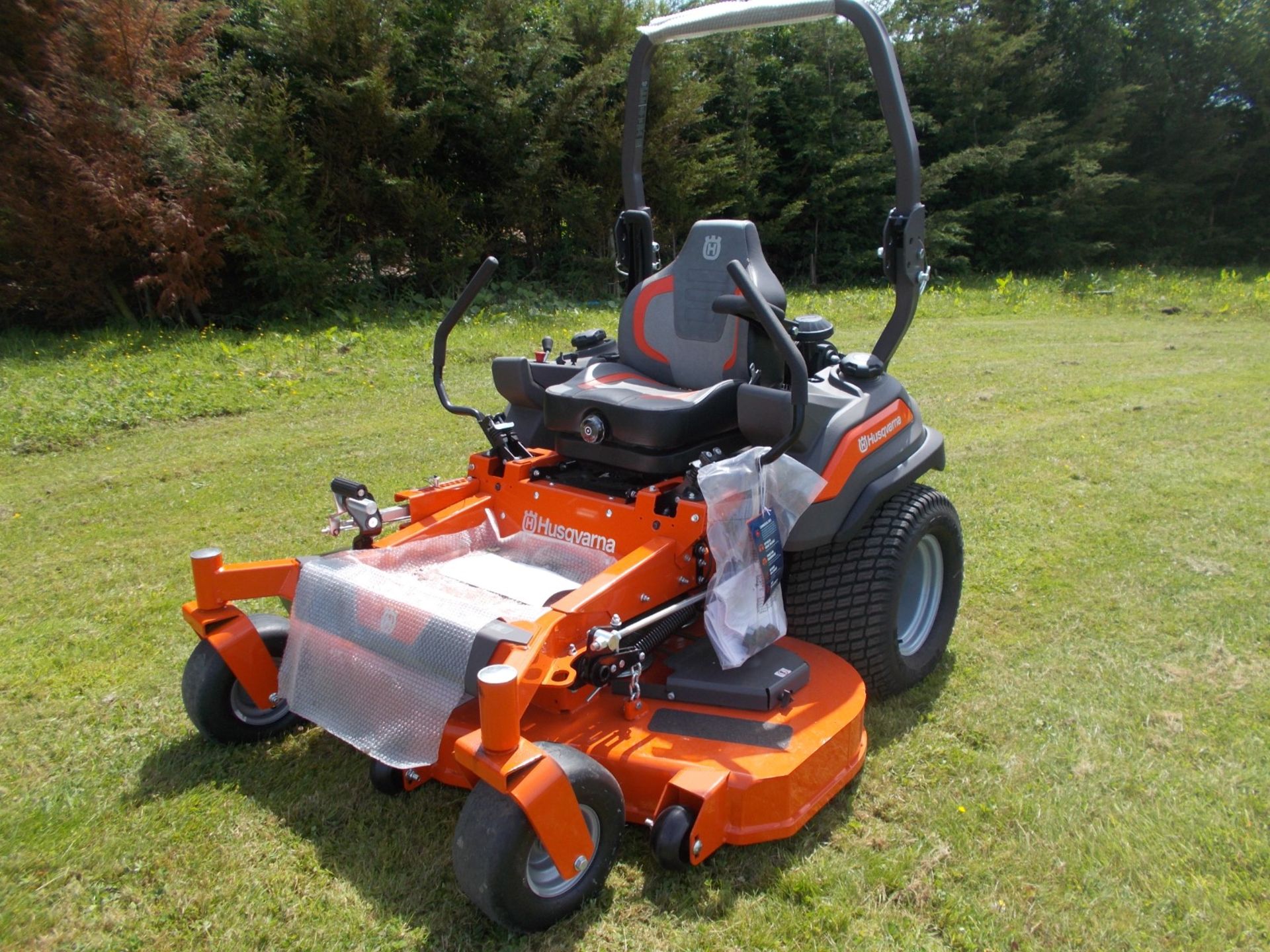 NEW AND UNUSED 2022 HUSQVARNA 560L ZERO-TURN RIDE ON LAWN MOWER *PLUS VAT*