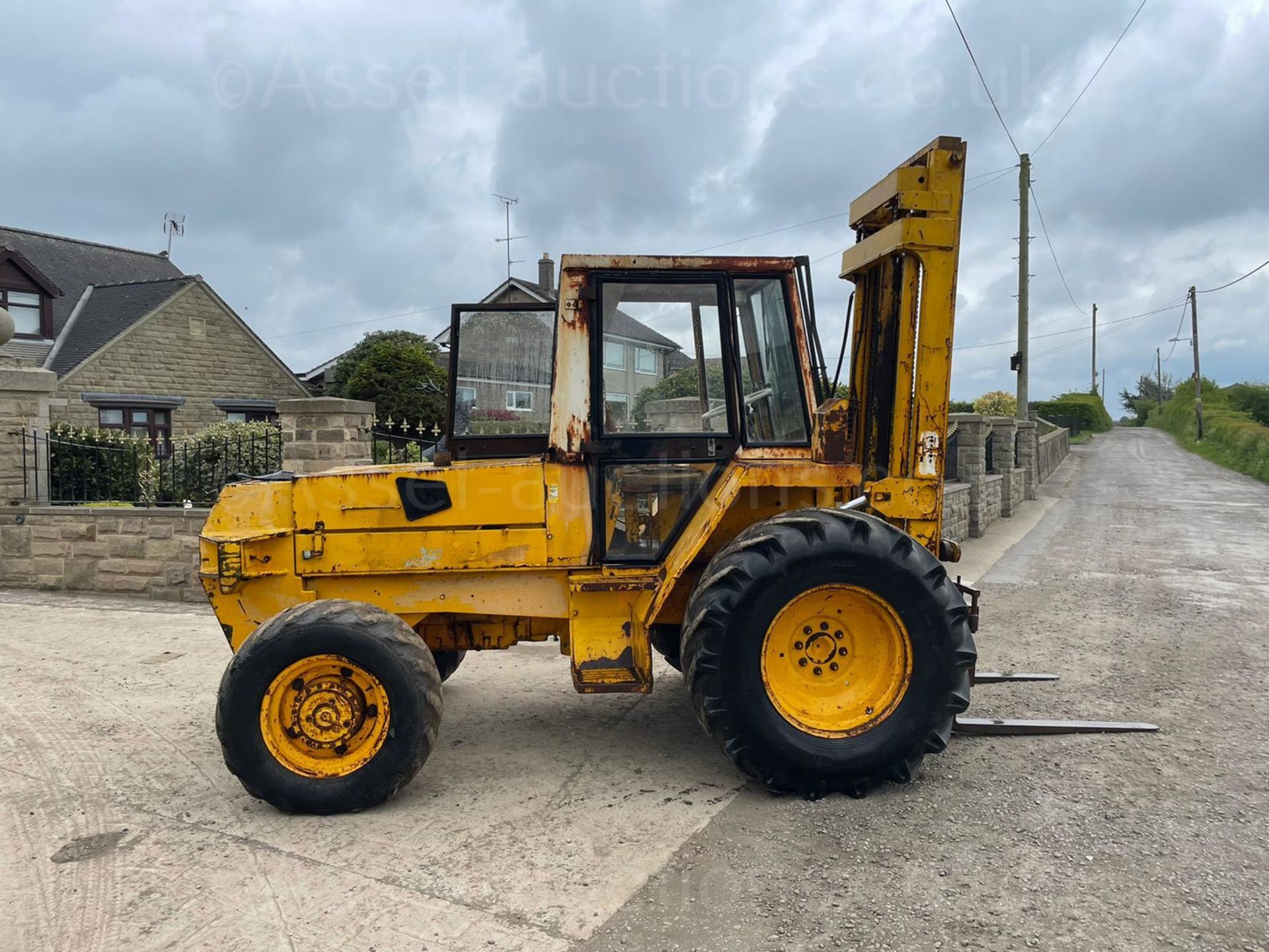 JCB 926 ALL TERRAIN FORKLIFT, RUNS DRIVES AND LIFTS, ALL GEARS WORK, HYDRAULIC SHIFT *PLUS VAT* - Image 2 of 10