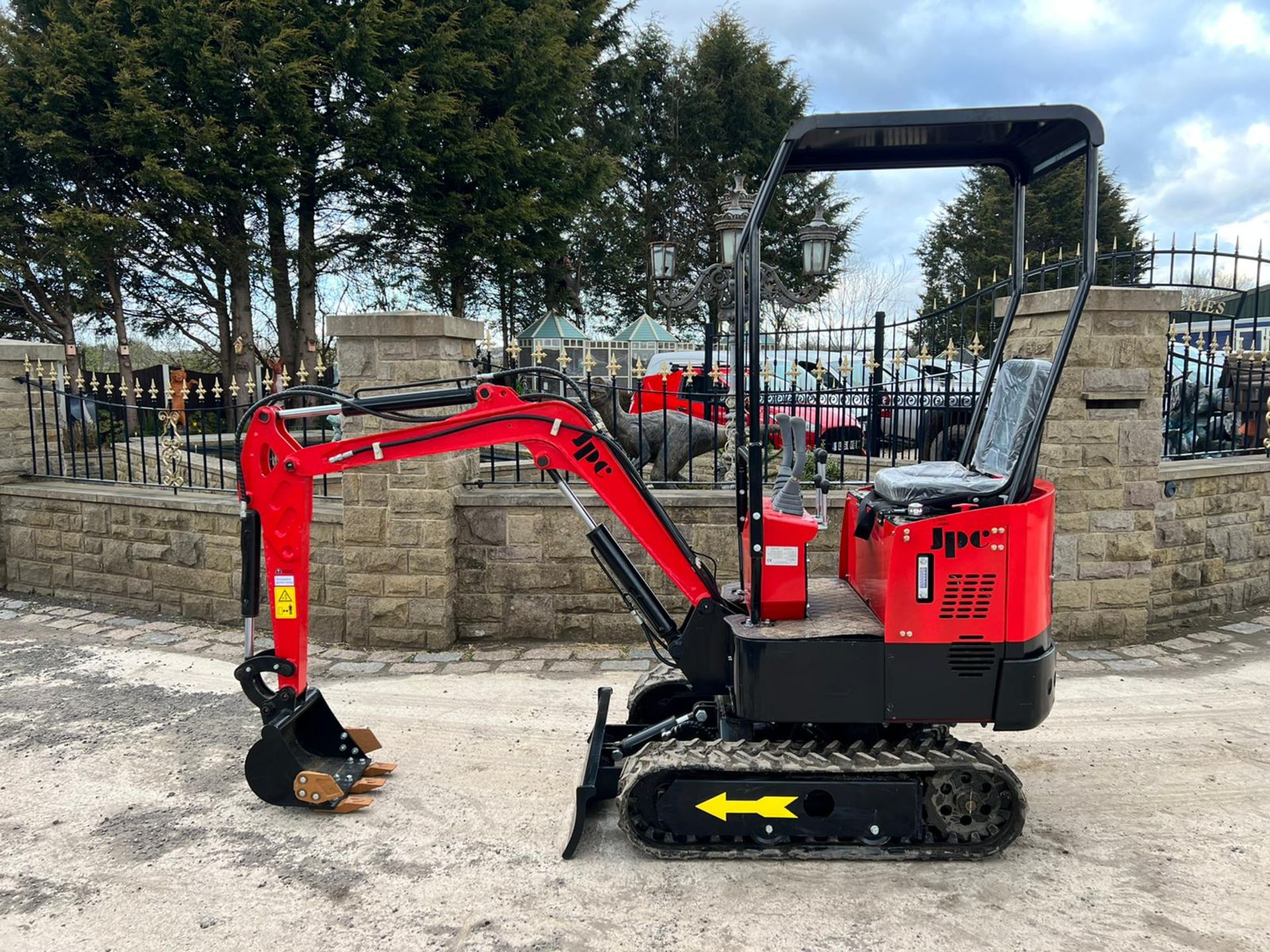 New And Unused JPC HT12 1 Ton Mini Digger, Runs Drives And Digs *PLUS VAT* - Image 3 of 9