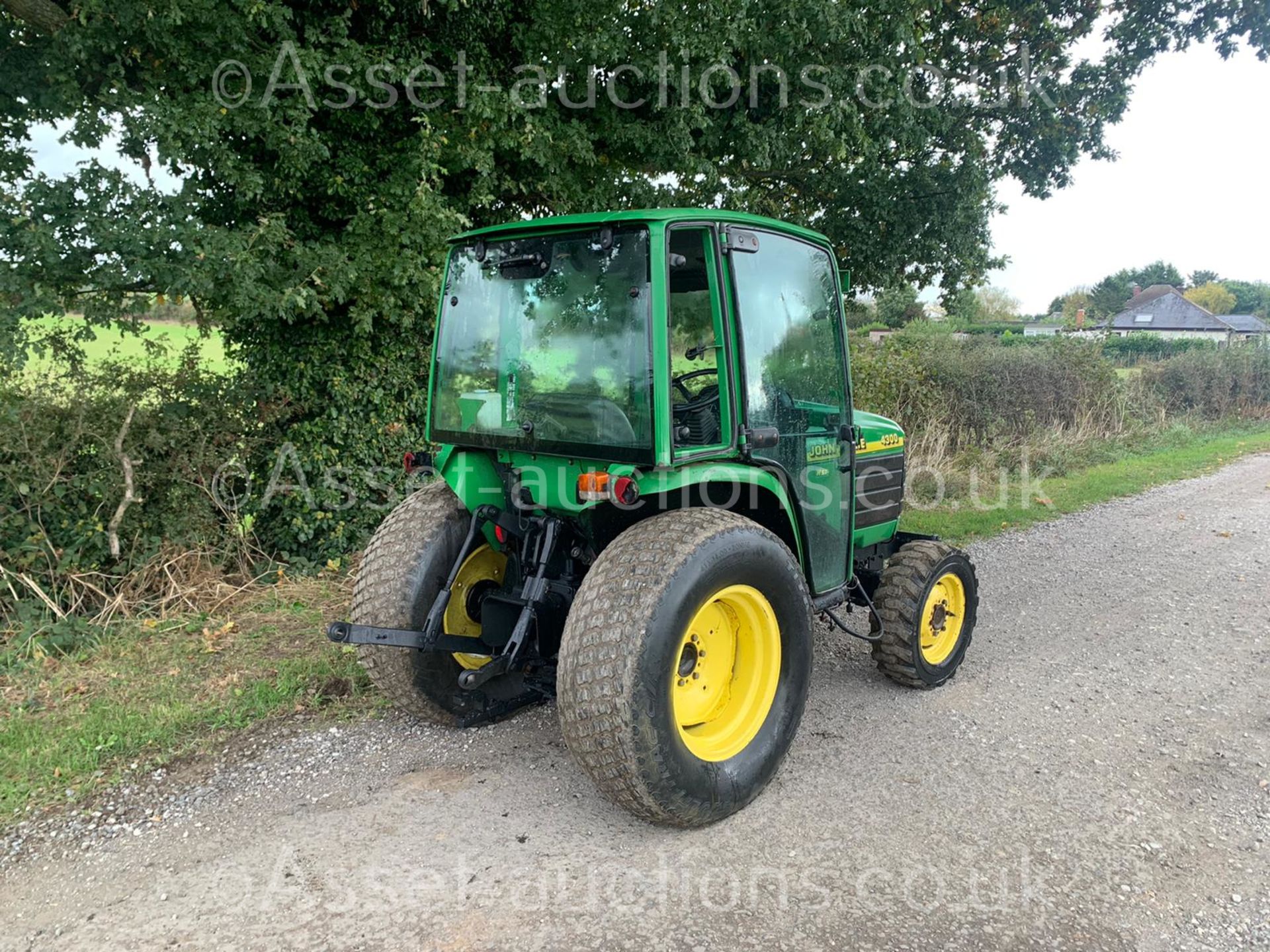 JOHN DEERE 4300 32hp 4WD COMPACT TRACTOR, RUNS DRIVES AND WORKS, CABBED, REAR TOW, ROAD KIT - Image 5 of 9