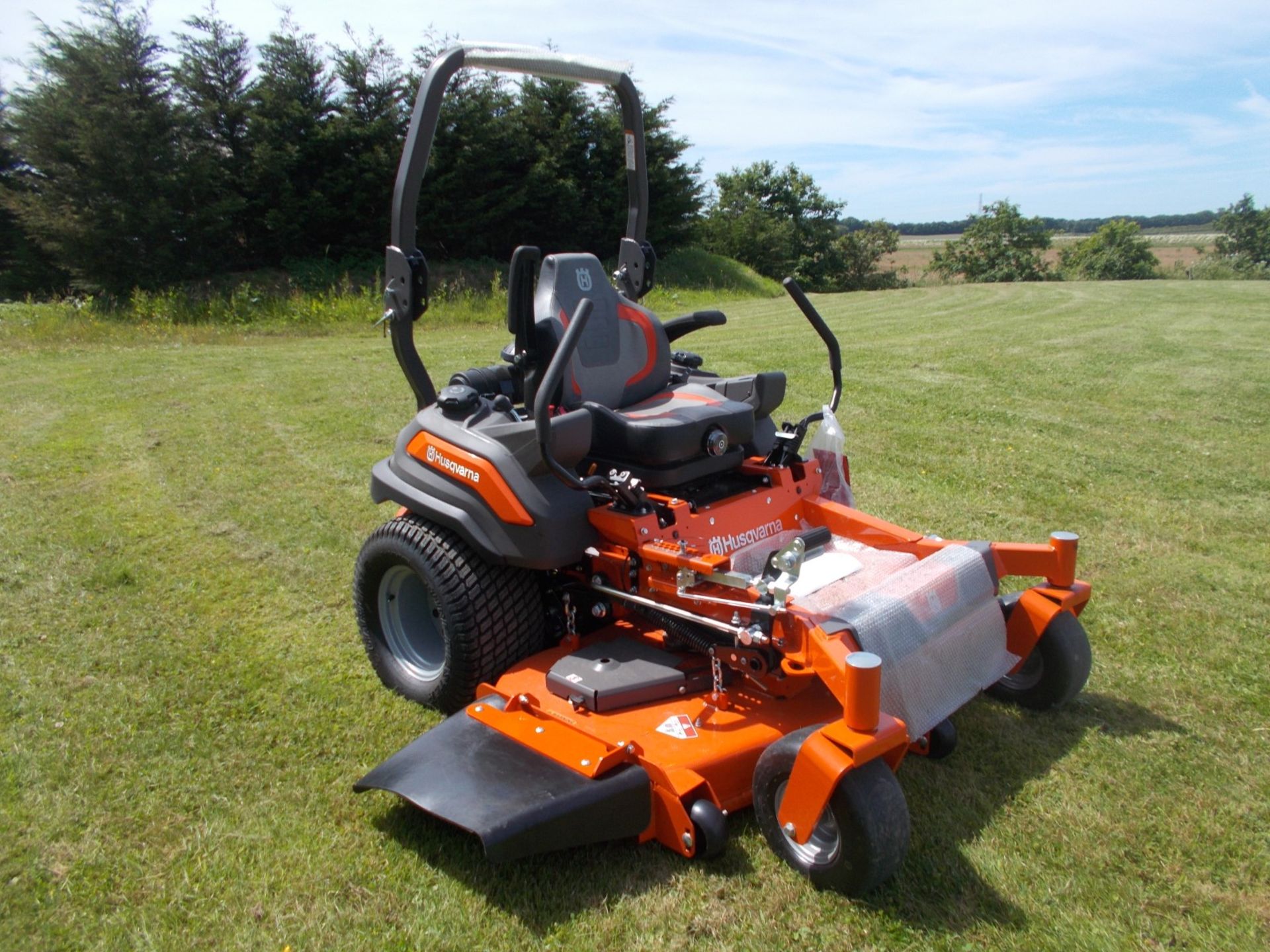 NEW AND UNUSED 2022 HUSQVARNA 560L ZERO-TURN RIDE ON LAWN MOWER *PLUS VAT* - Image 2 of 15