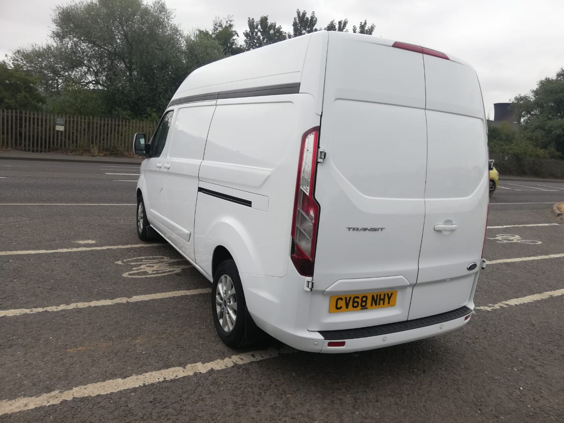 2018/68 FORD TRANSIT CUSTOM 300 LIMITED WHITE PANEL VAN *PLUS VAT* - Image 7 of 10