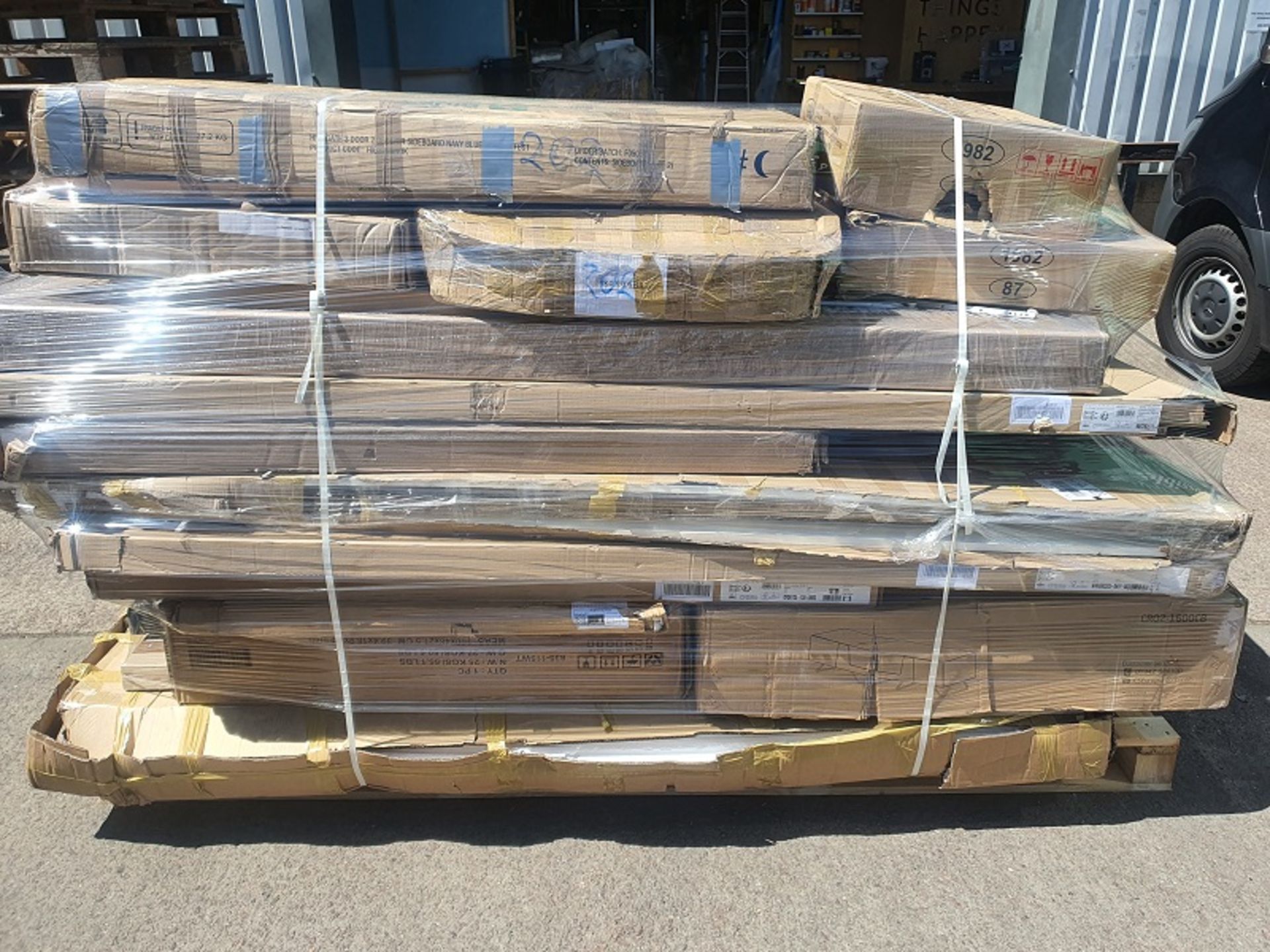 1 PALLET OF UNMAINFESTED MIX BULK FURNITURE CUSTOMER RETURNS, NO RESERVE *NO VAT*