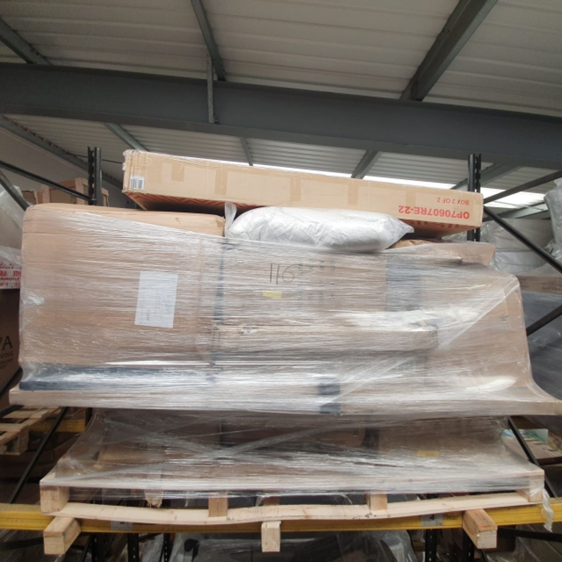 1 PALLET OF UNMAINFESTED MIX BULK FURNITURE CUSTOMER RETURNS, NO RESERVE *NO VAT*