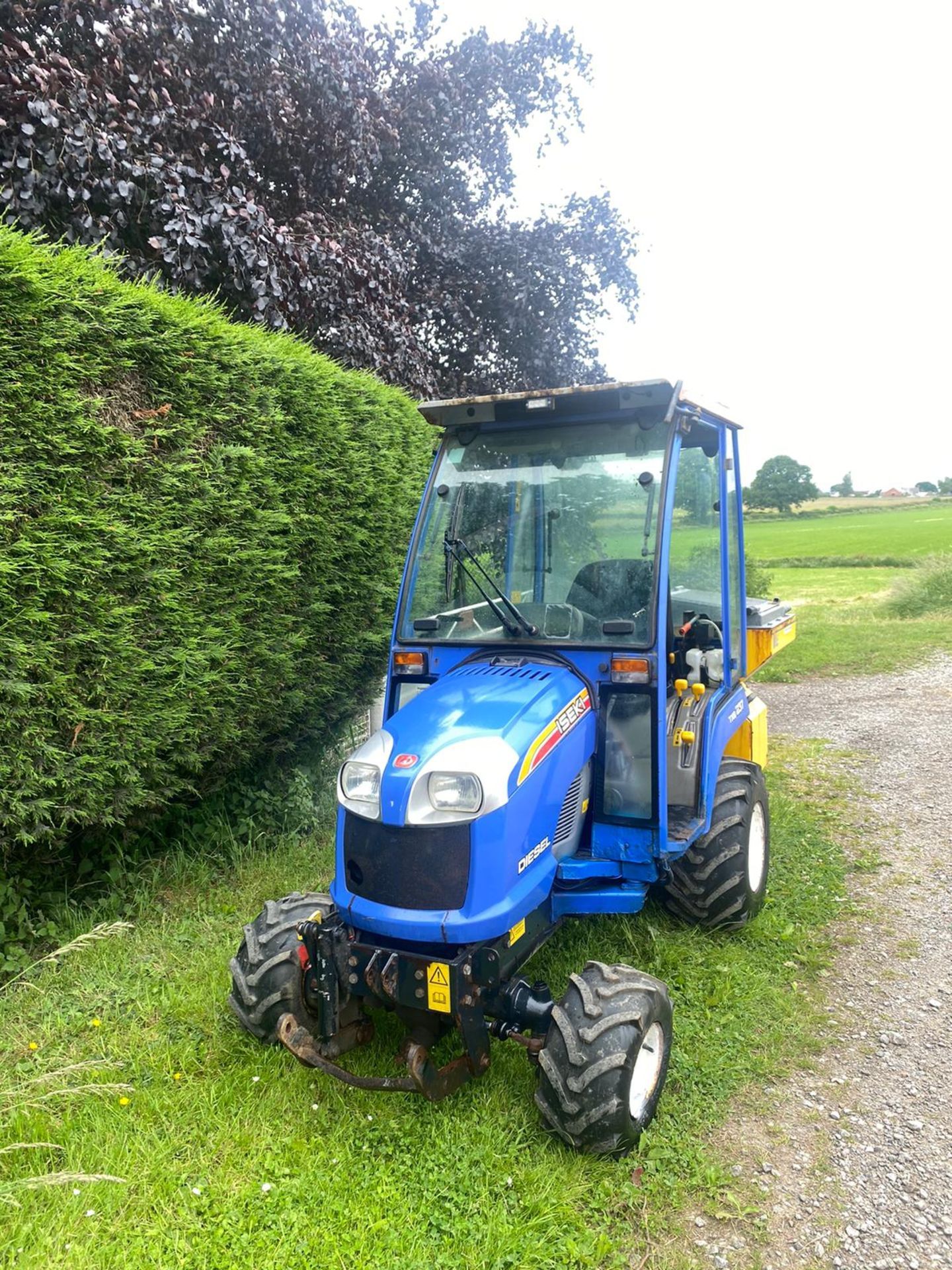 ISEKI TXG 237 COMPACT TRACTOR WITH SPREADER, 4 WHEEL DRIVE, 414 RECORDED HOURS *PLUS VAT* - Image 2 of 9