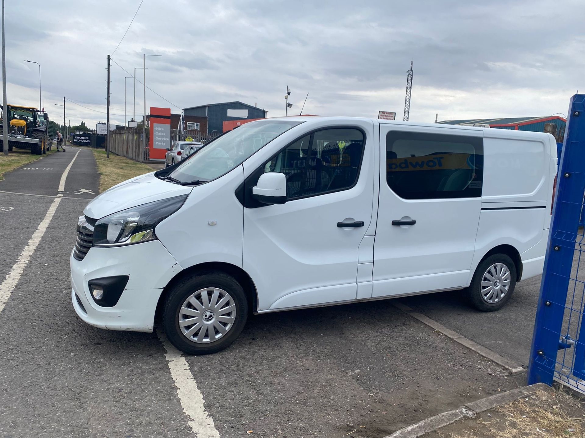 2017/66 VAUXHALL VIVARO 2900 SPORTIVE CDTI WHITE CREW VAN, 117,000 MILES *PLUS VAT* - Image 4 of 8