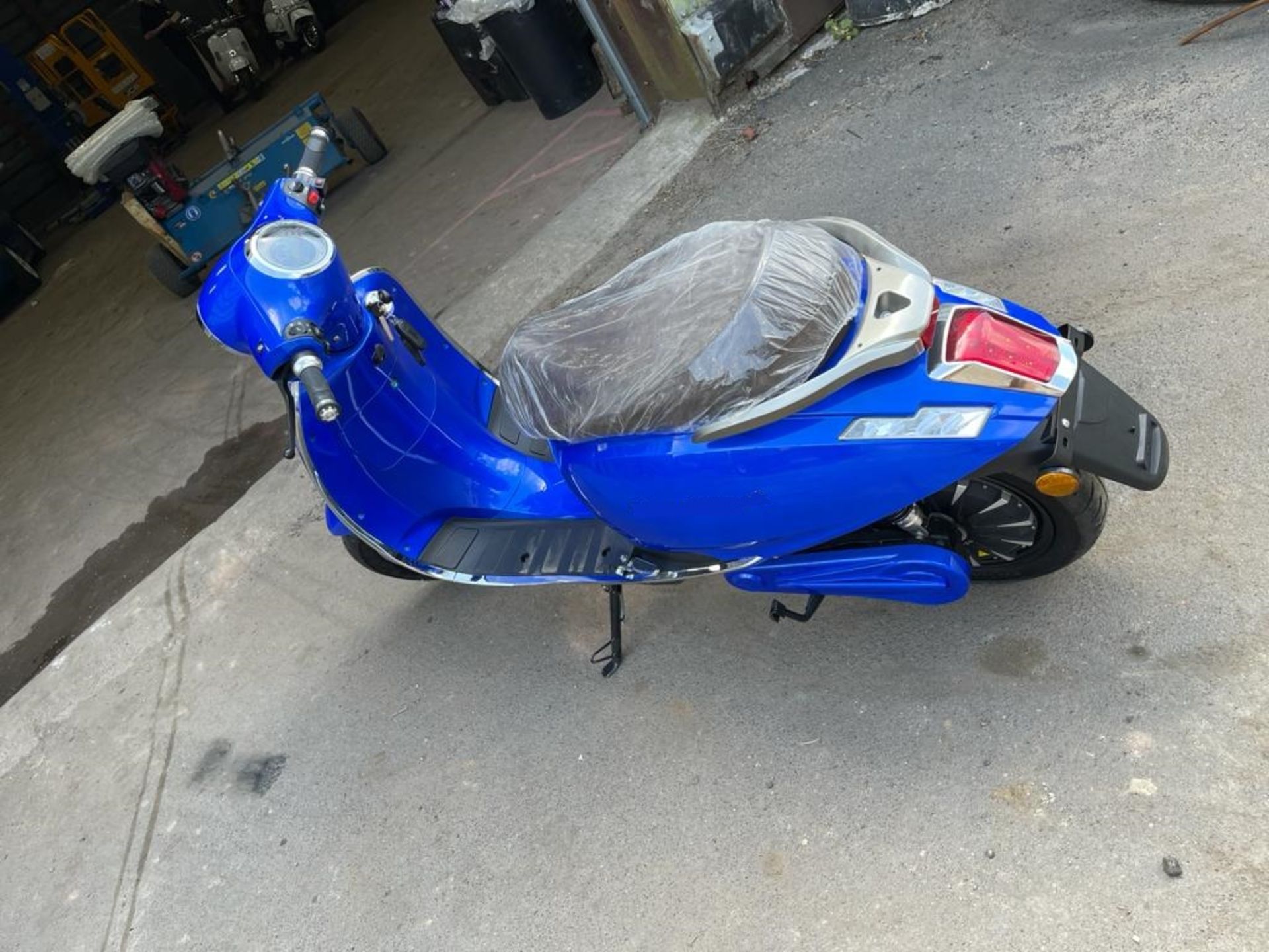 NEW 22 PLATE BLUE MILANO ELECTRIC SCOOTER, 4000W, MAX 50mph, 72v VESPA / LAMBRETTA STYLE *+ VAT* - Image 6 of 18