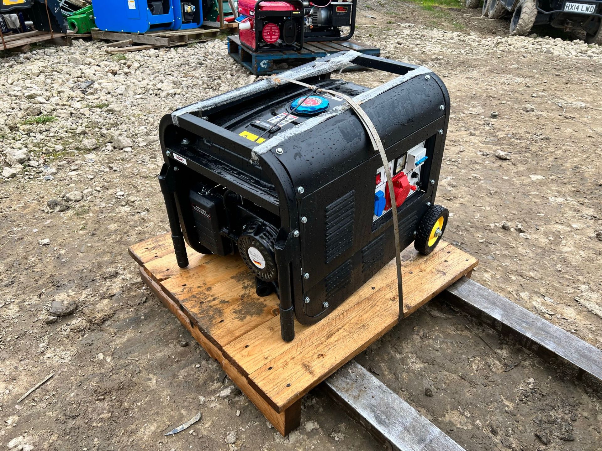 New And Unused 6.5HP Dual Voltage Petrol Generator *PLUS VAT*