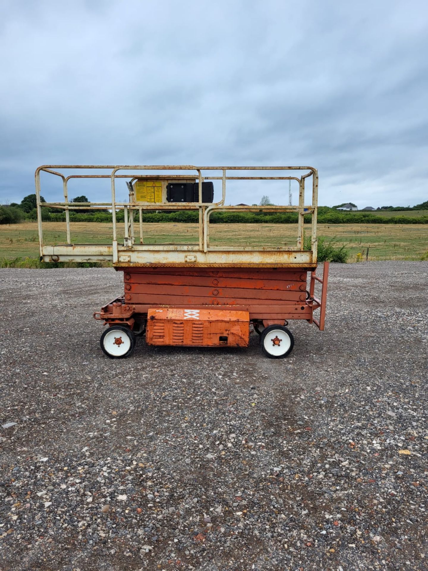 JLG battery scissor lift working order 8.3 meters high good wheels - Image 2 of 9