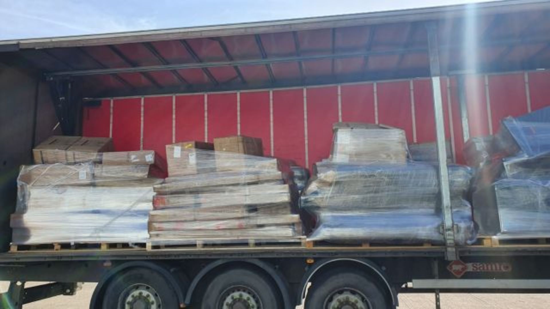 TRUCK LOAD OF UNMAINFESTED MIX BULK FURNITURE CUSTOMER RETURNS, NO RESERVE *NO VAT* - Image 2 of 2