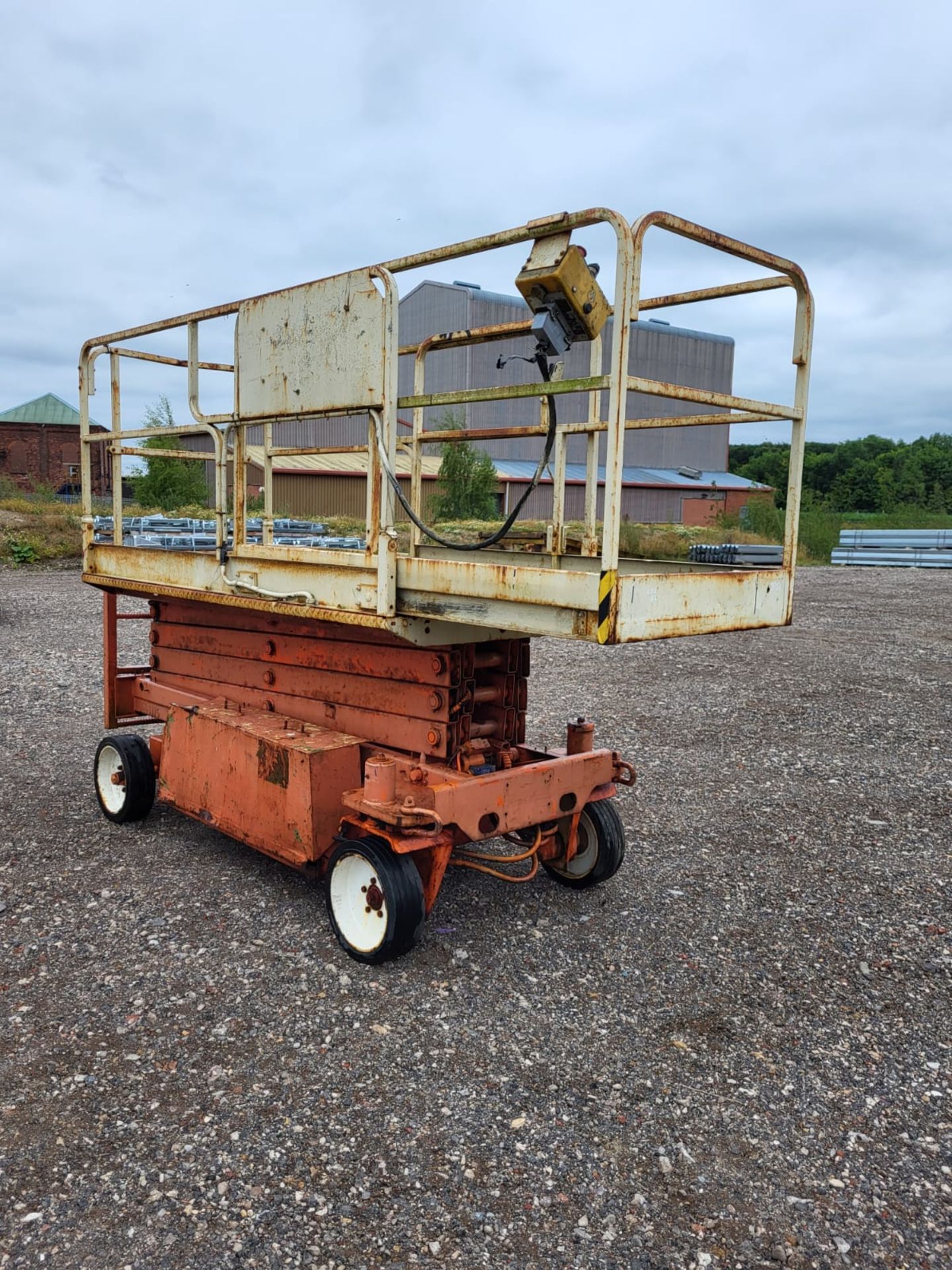 JLG battery scissor lift working order 8.3 meters high good wheels - Image 4 of 9