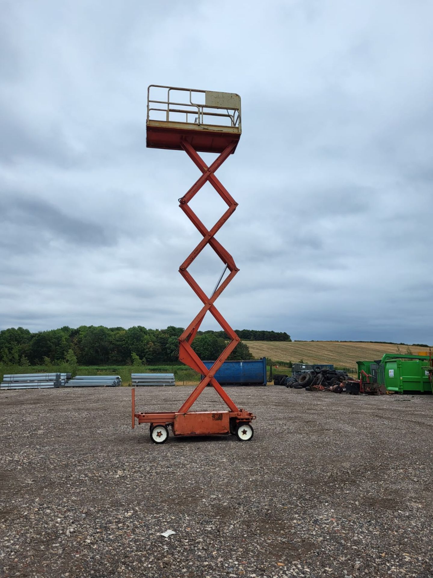 JLG battery scissor lift working order 8.3 meters high good wheels - Image 7 of 9