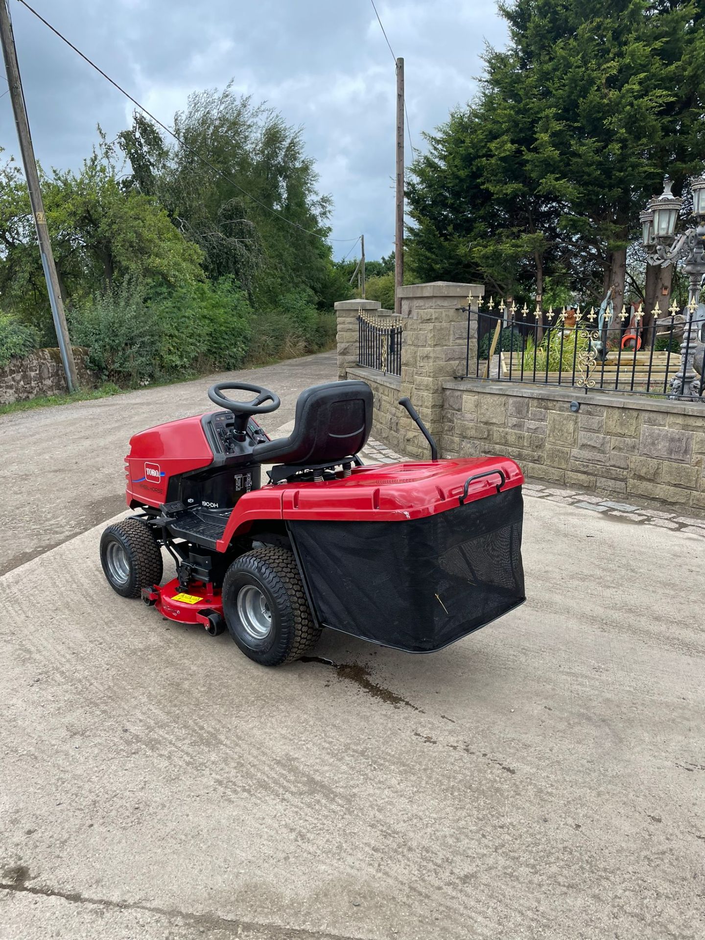 TORO 190-DH RIDE ON LAWN MOWER *NO VAT* - Image 4 of 10