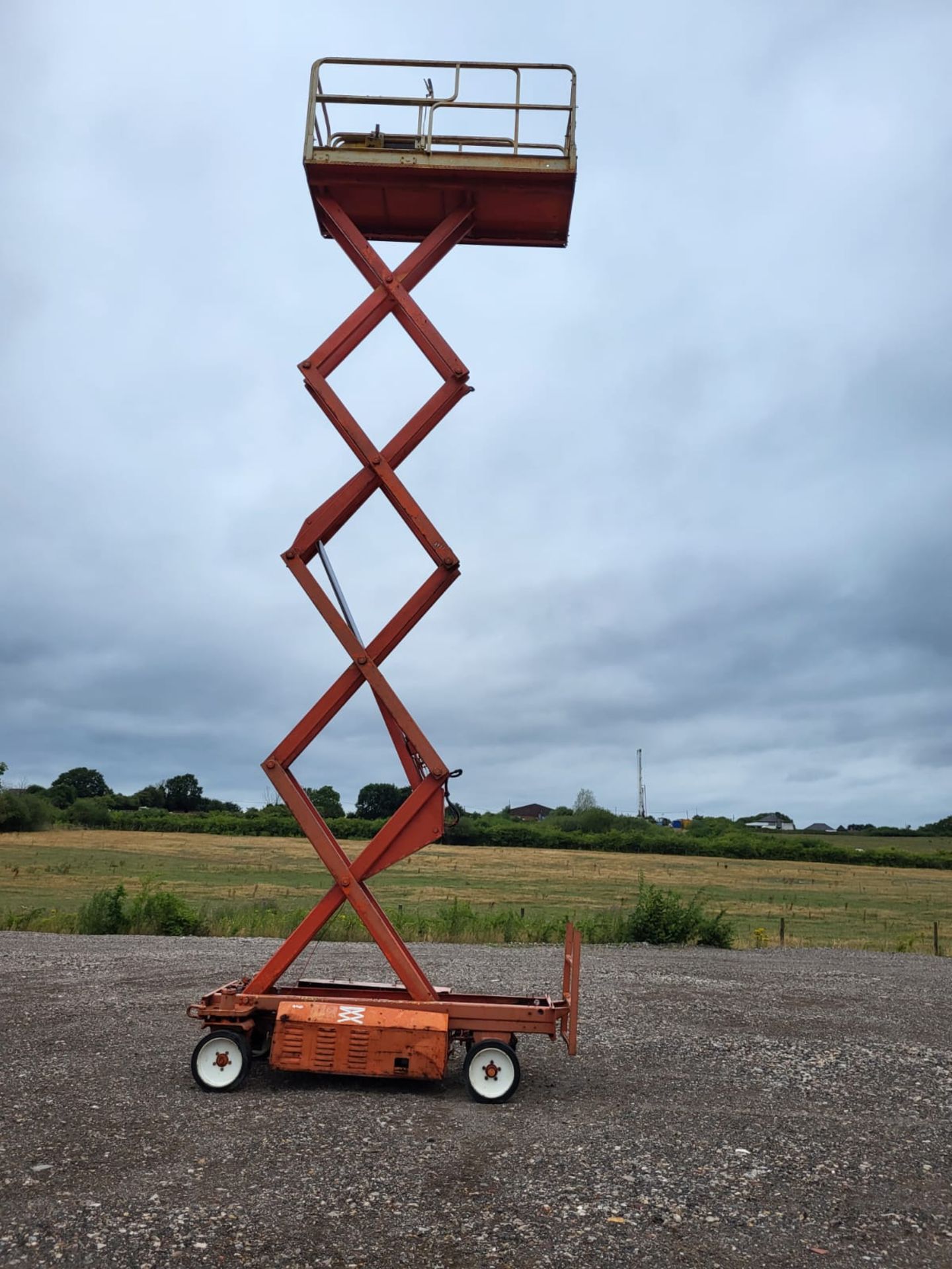 JLG battery scissor lift working order 8.3 meters high good wheels - Image 9 of 9