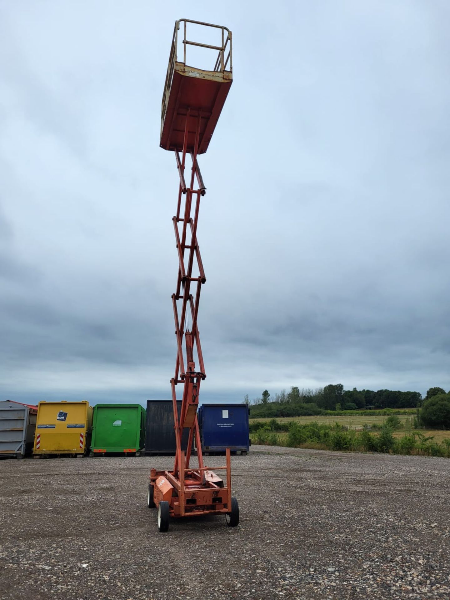 JLG battery scissor lift working order 8.3 meters high good wheels - Image 8 of 9