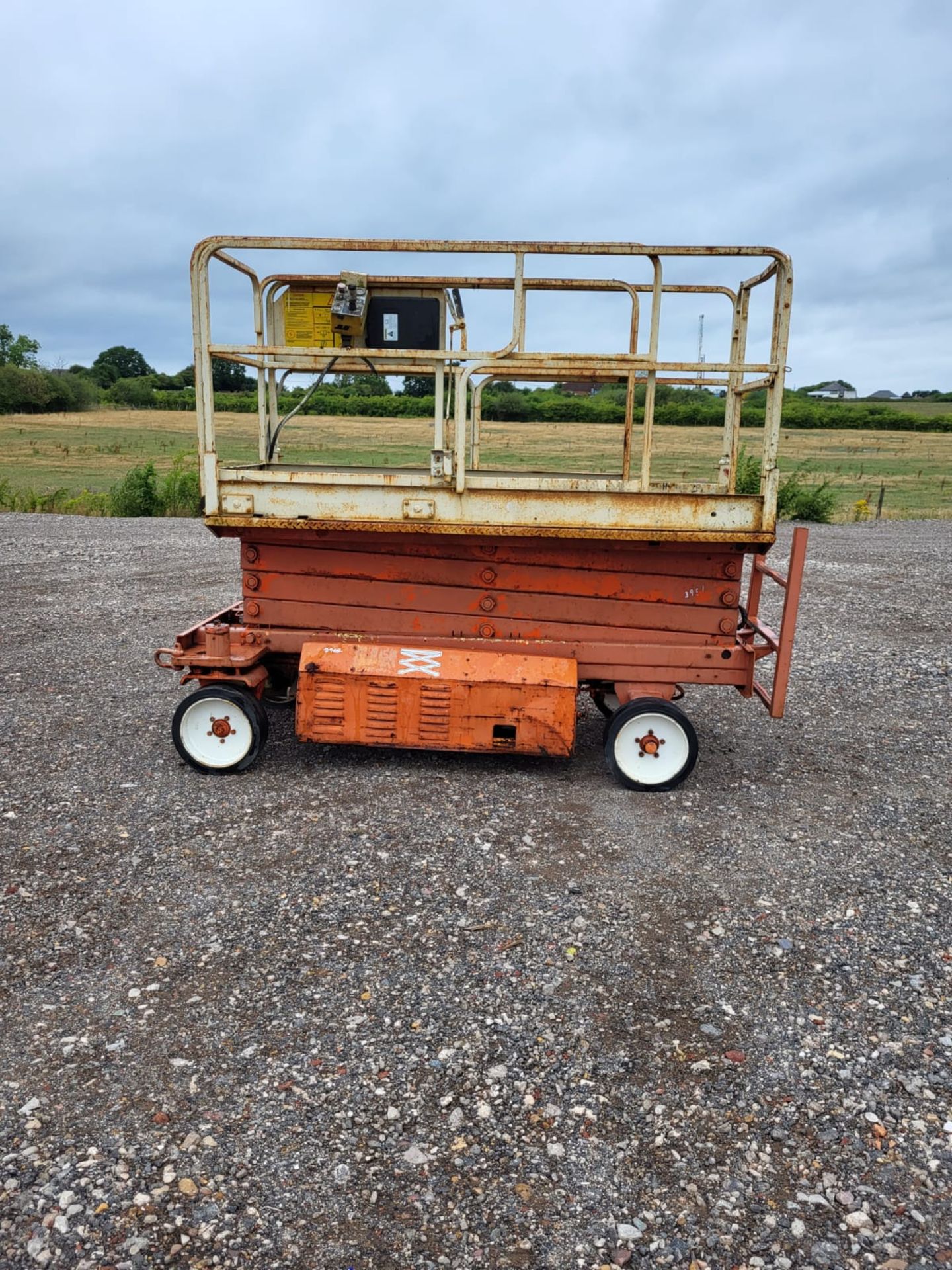 JLG battery scissor lift working order 8.3 meters high good wheels - Image 6 of 9