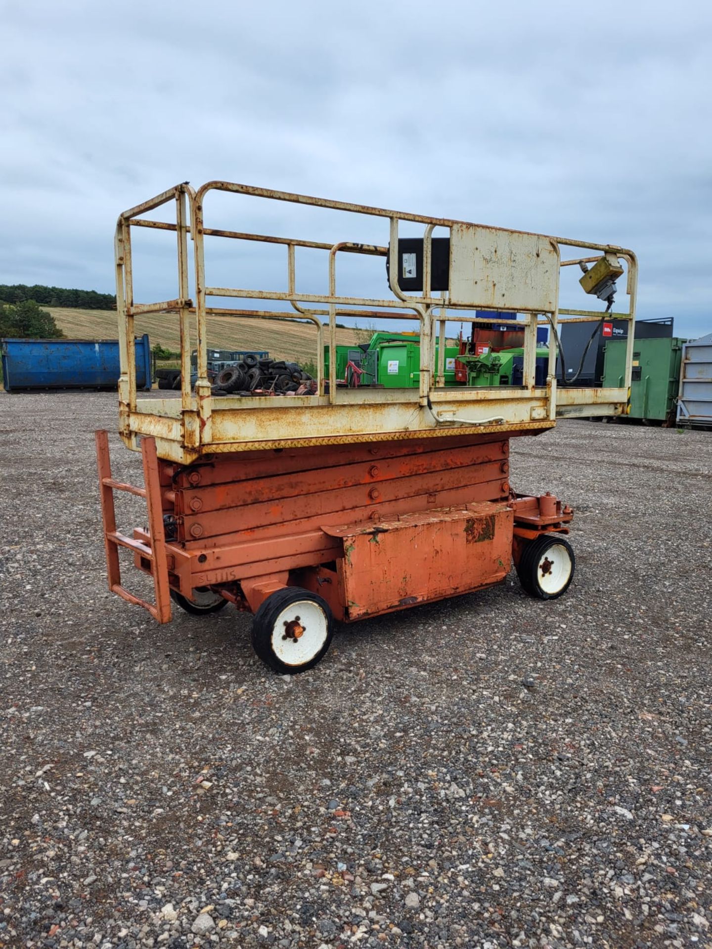 JLG battery scissor lift working order 8.3 meters high good wheels