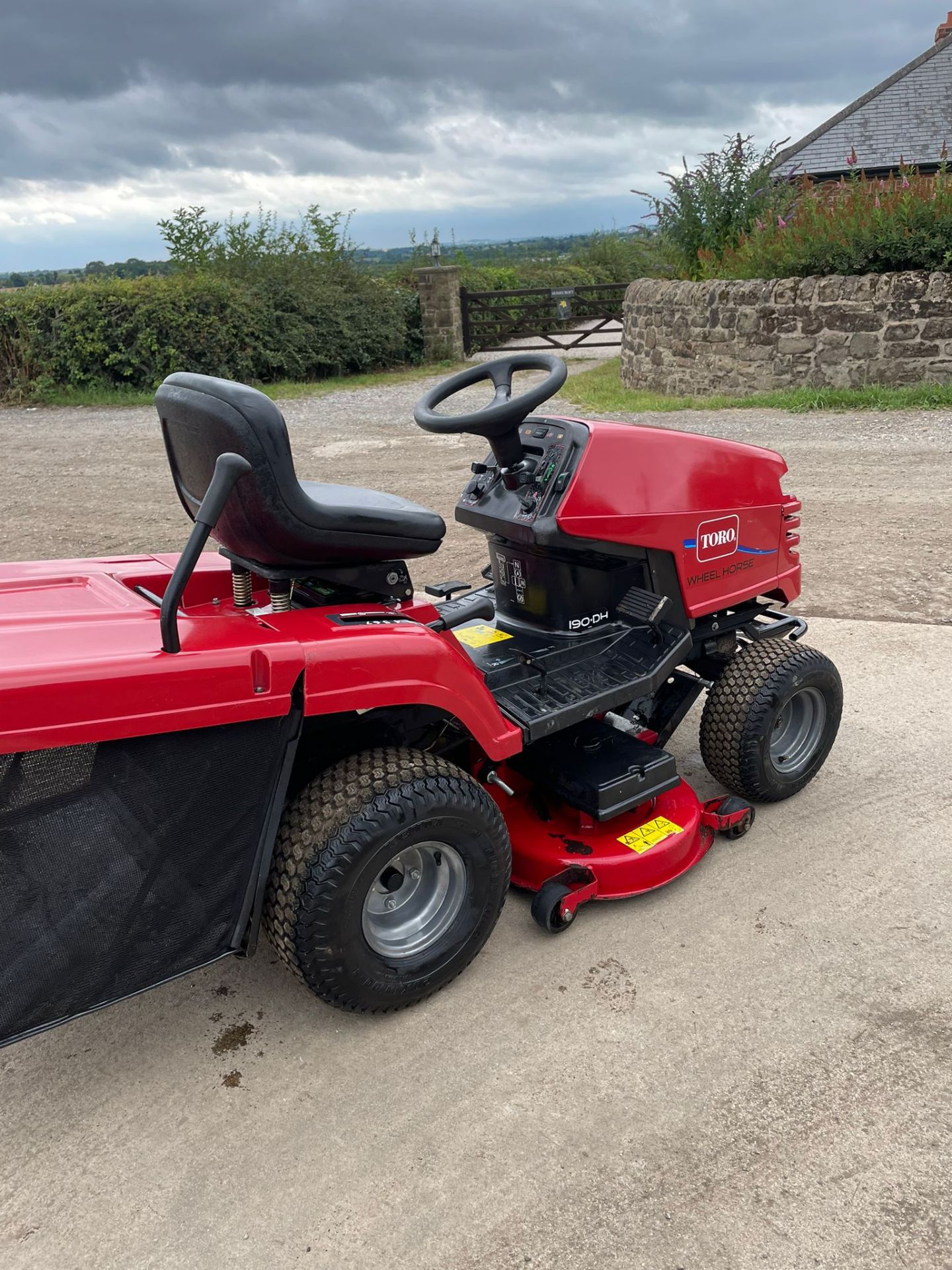 TORO 190-DH RIDE ON LAWN MOWER *NO VAT* - Image 6 of 10