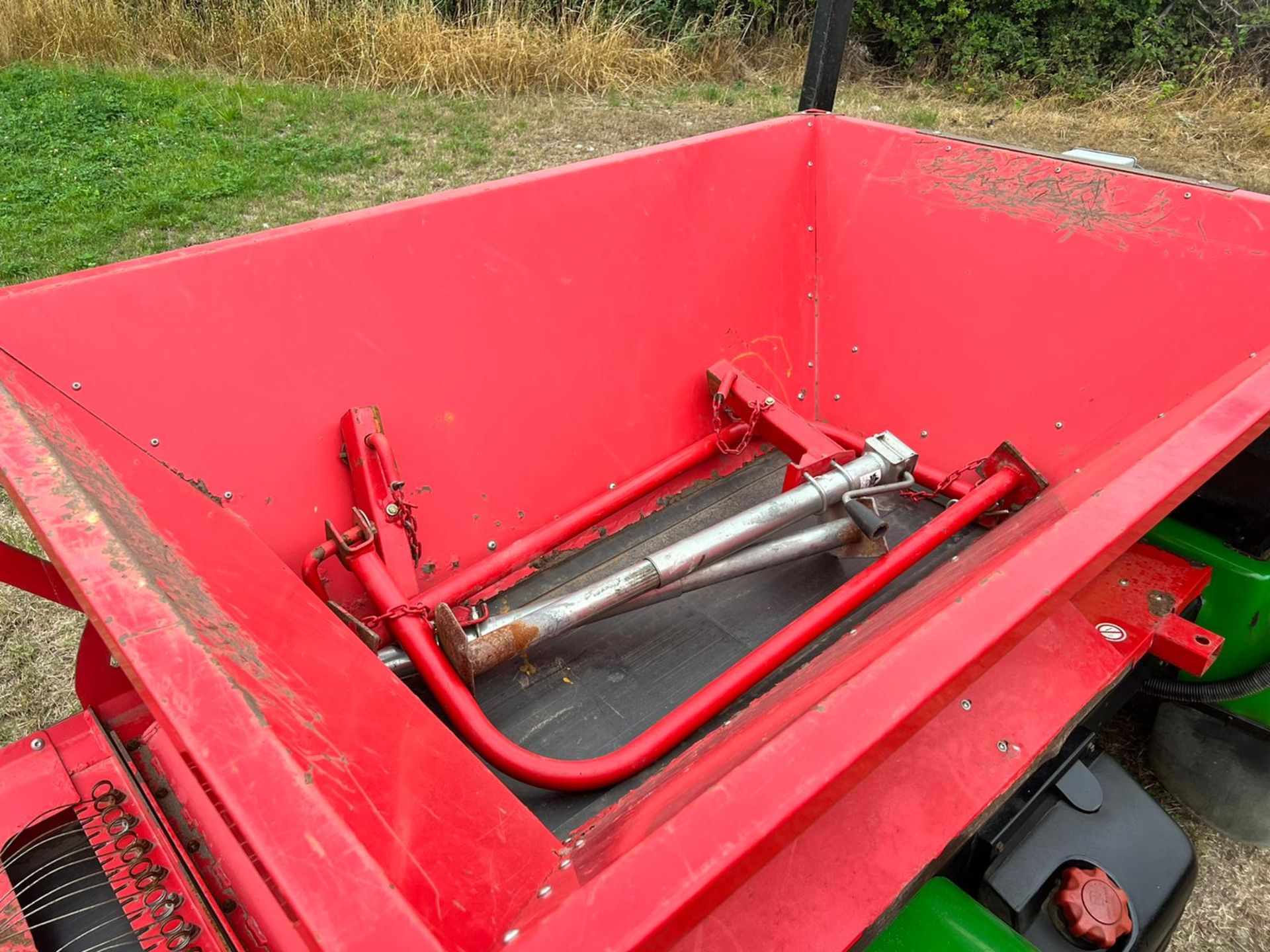 John Deere 2030 Pro Gator With Propass 180 Turfmech Top Dresser *PLUS VAT* - Image 14 of 20