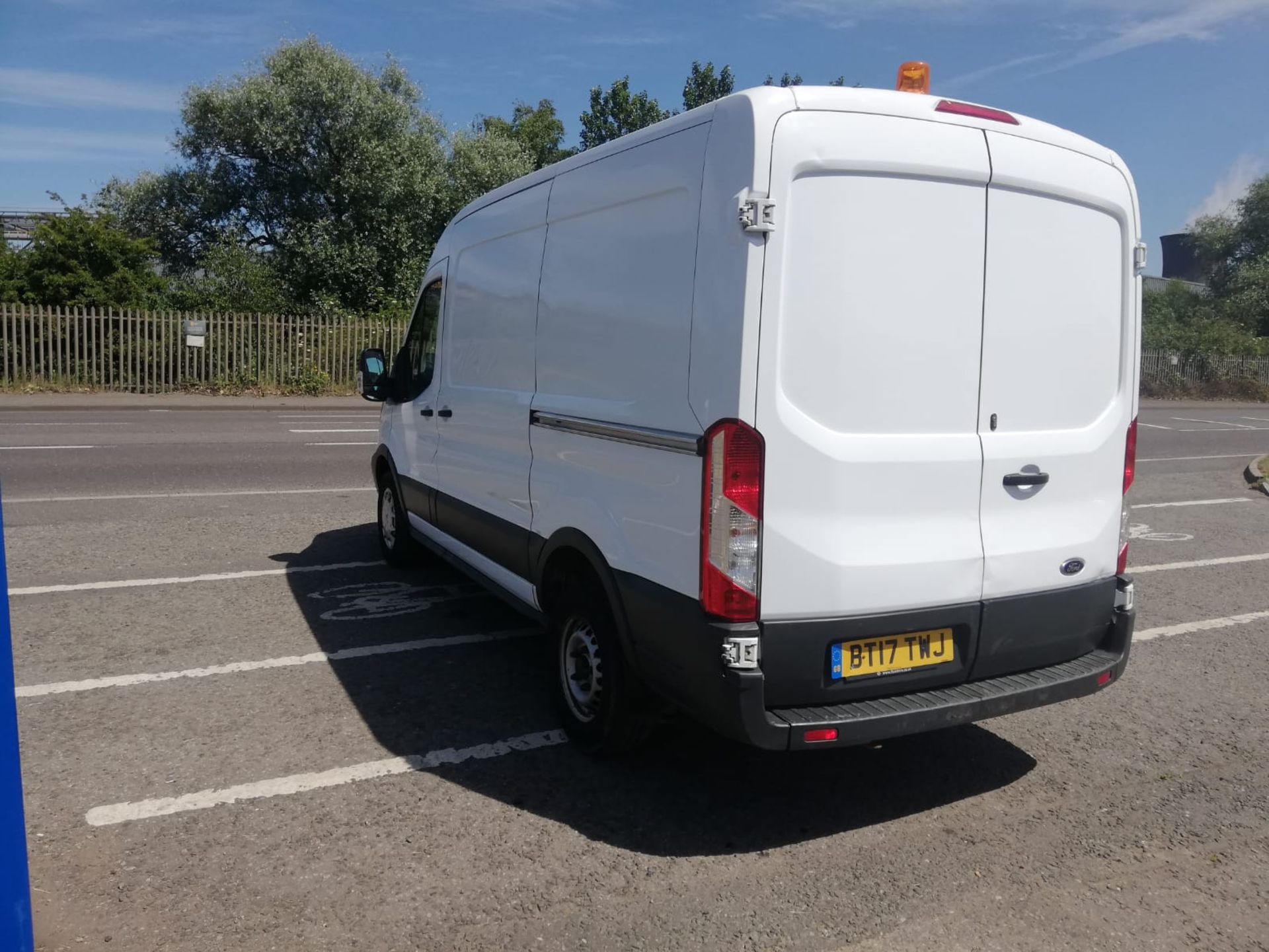 2017 FORD TRANSIT 350 L2H2 WHITE PANEL VAN, EURO 6, 131,000 MILES *PLUS VAT* - Image 5 of 11