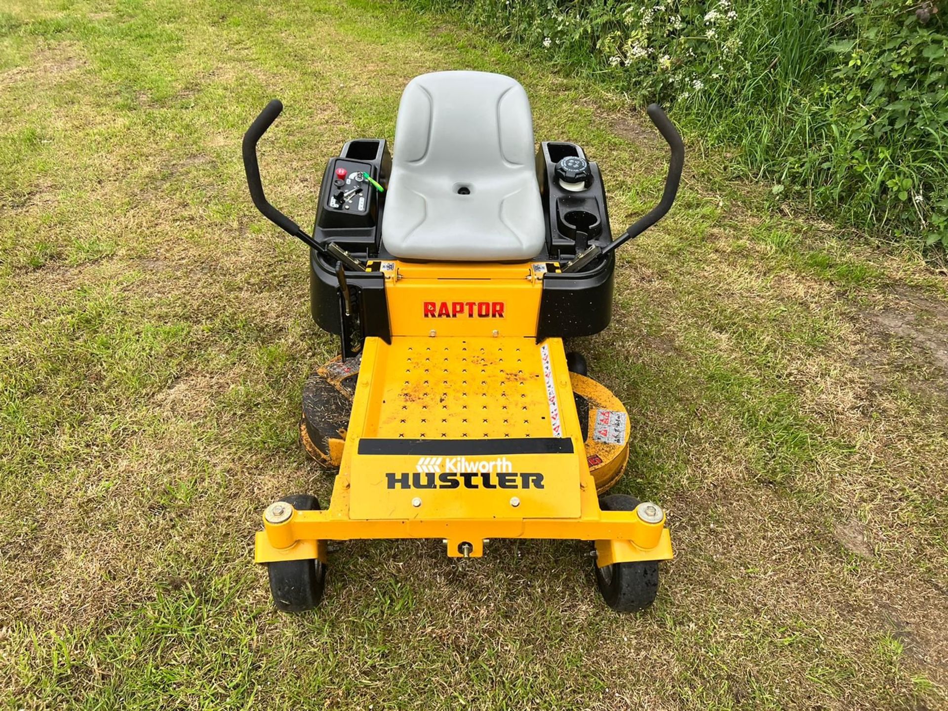 HUSTLER RAPTOR ZERO TURN MOWER, IN VERY GOOD CONDITION, KAWASAKI V TWIN ENGINE *PLUS VAT* - Image 5 of 9